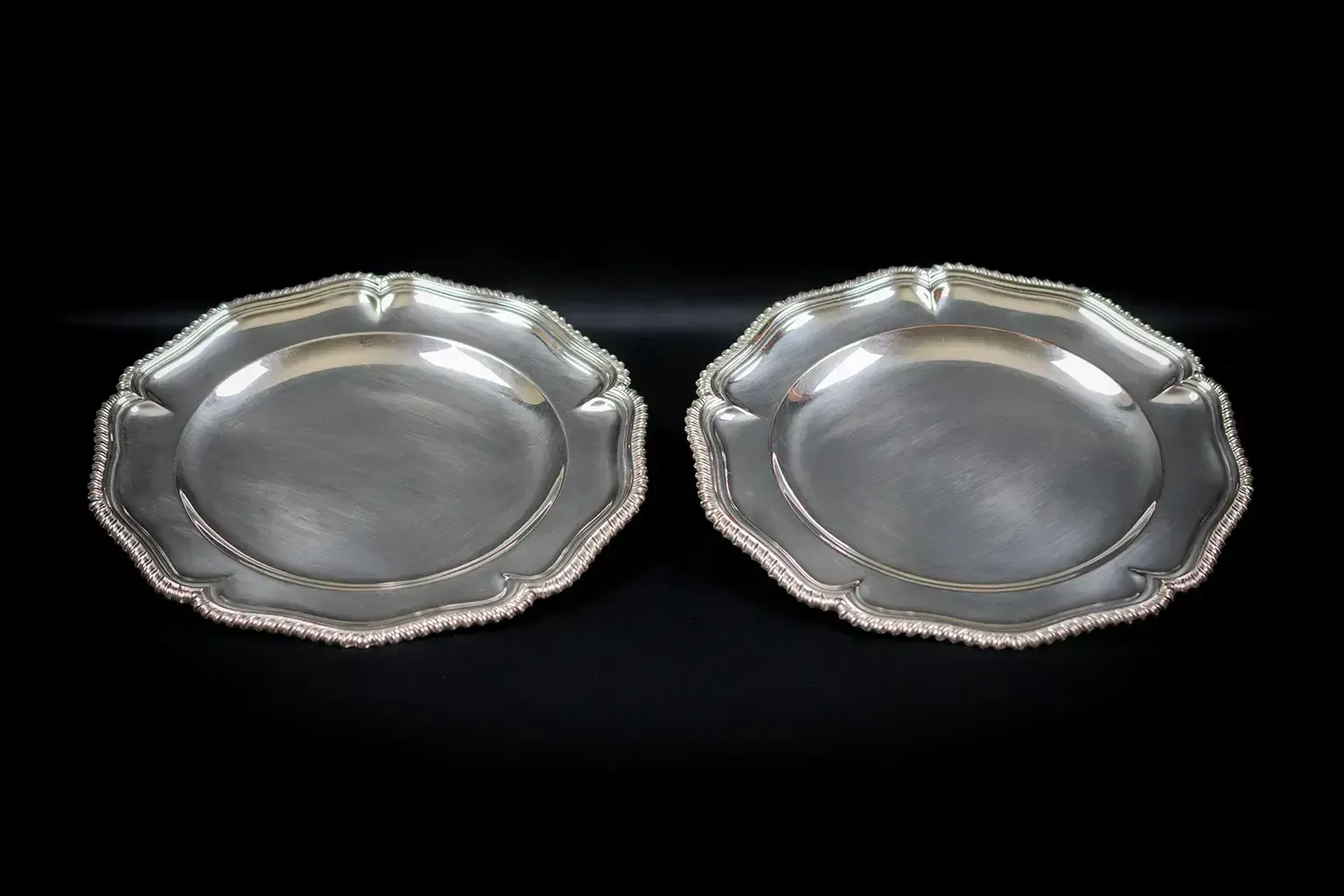 Round Silver Plated Metal Dish With A Scalloped Edge – Gadrooned Frieze photo vintage