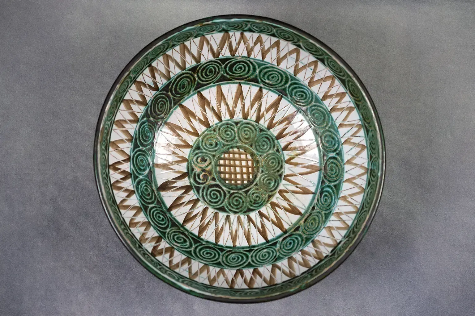 Saladier Robert Picault à motifs en chevrons et frises vertes, Vallauris, céramique française mid-century (ère Capron, Picasso...)