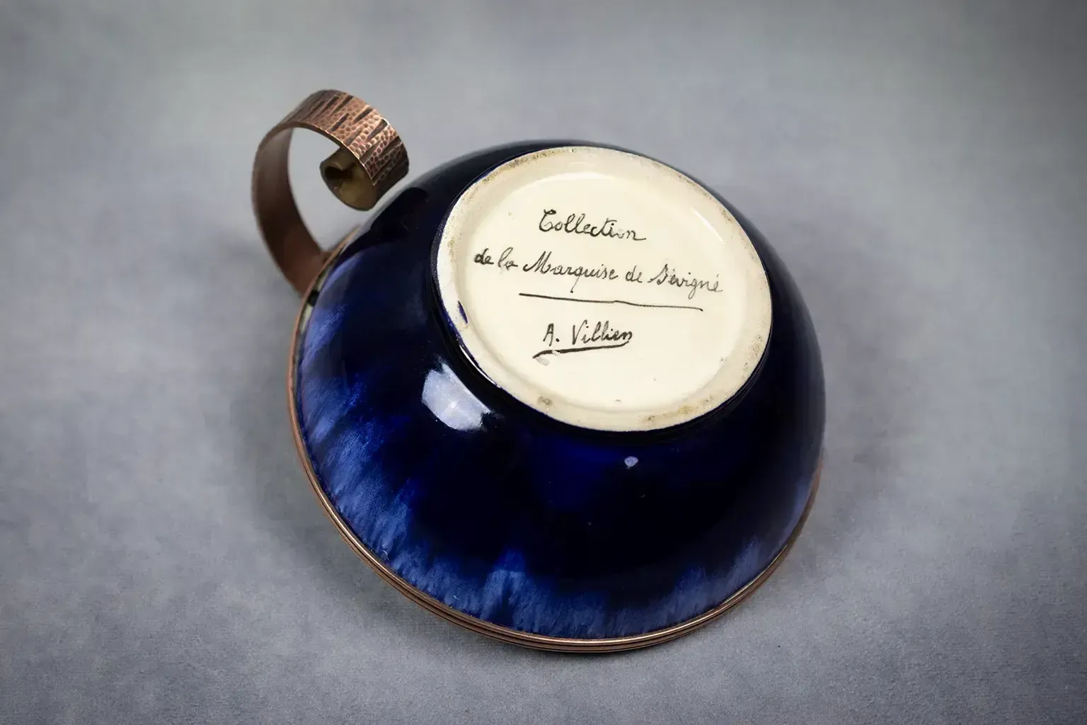photo for sale Coupe Art Nouveau « Marquise de Sévigné » en faïence émaillée et fer forgé, par André Villien - vers 1910