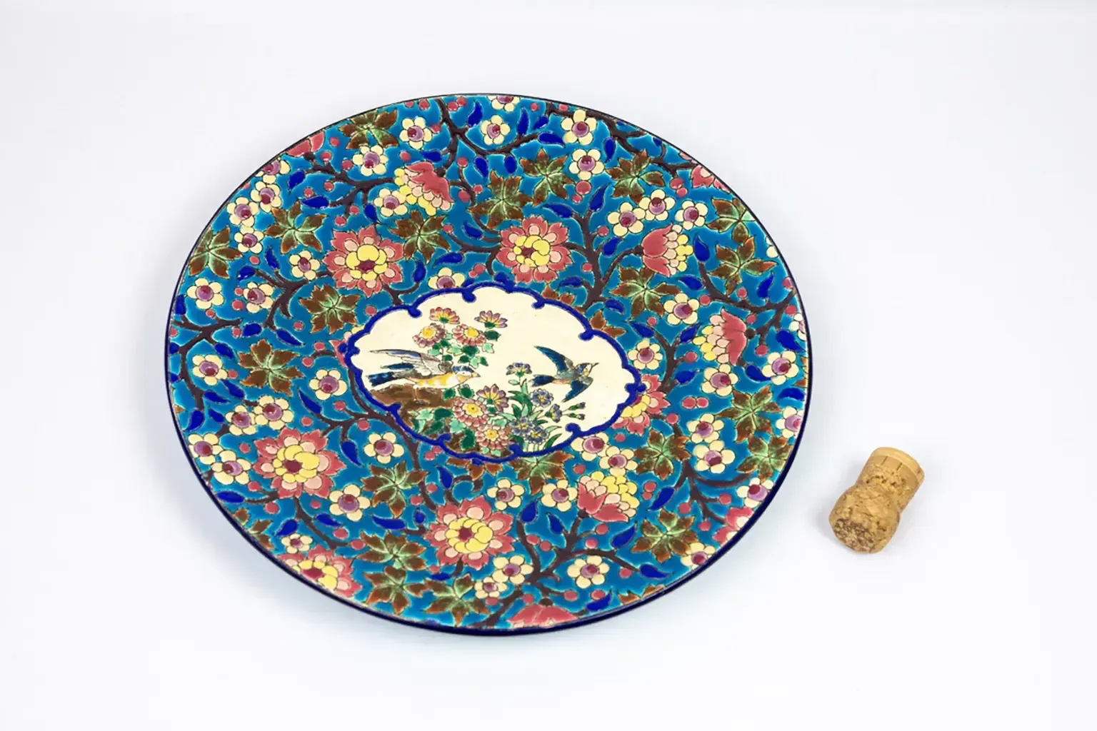 photo furniture Plat décoratif Longwy en émail - décoré d'oiseaux polychromes et de fleurs - faïence émaillée, vers 1950