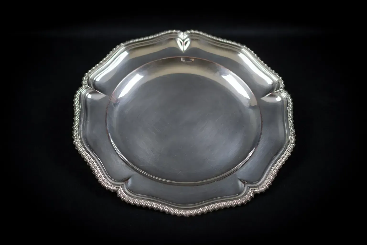 Plat rond en métal argenté à bord festonné, frise godronée photo Décoration