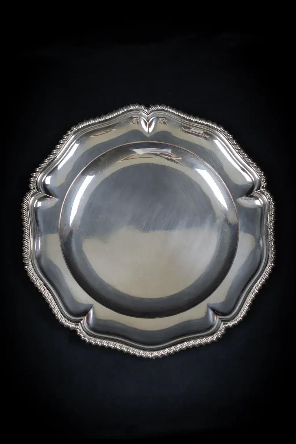 Plat rond en métal argenté à bord festonné, frise godronée photo 150.0