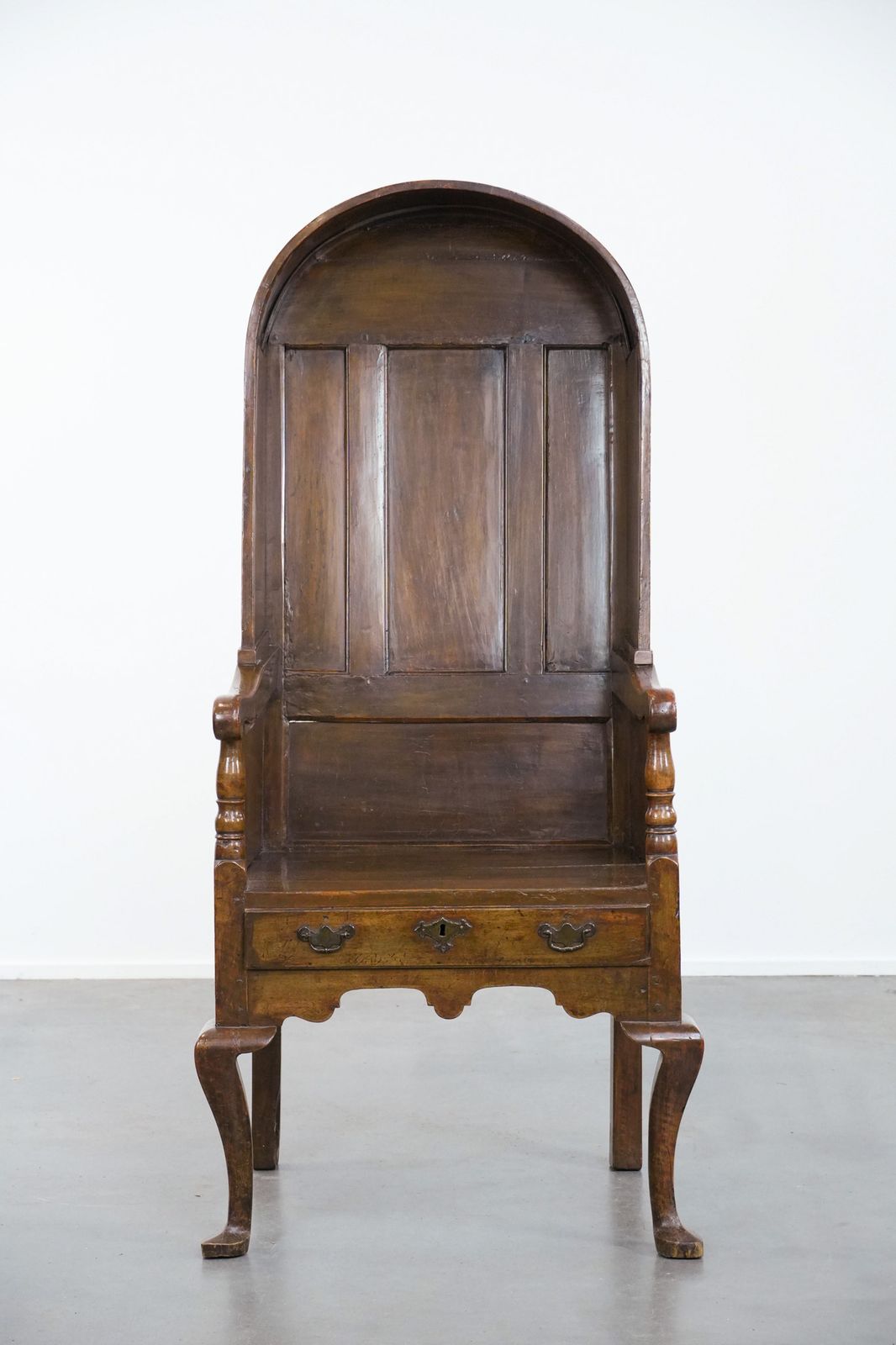 Antieke Engelse Lambing Chair Met Kap En Lade, 18e Eeuw. photo furniture