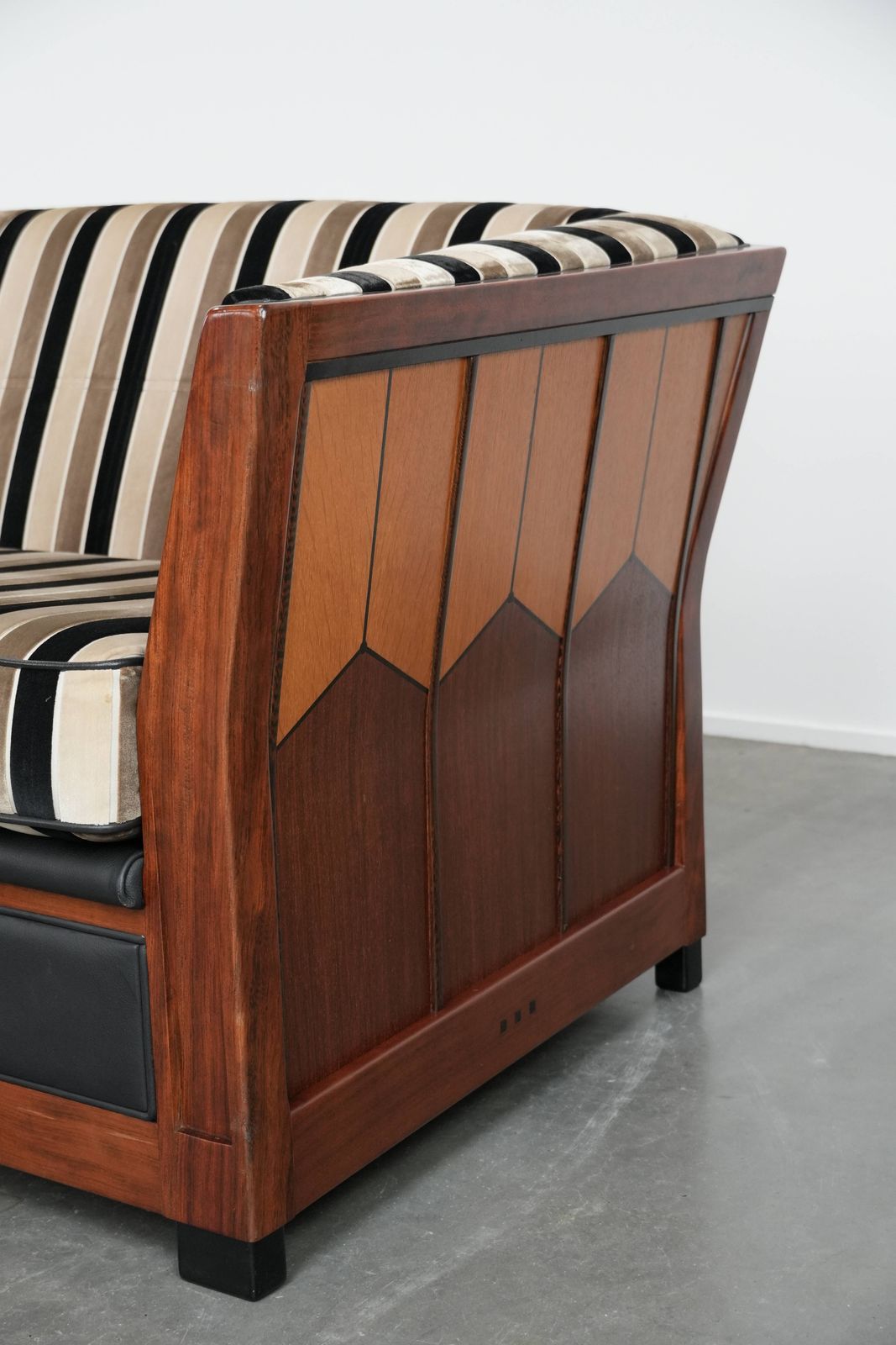 photo furniture Luxurious Art Deco 2.5 Seater Design Sofa From With Beautiful Woodwork And High Quality Fabric Upholstery