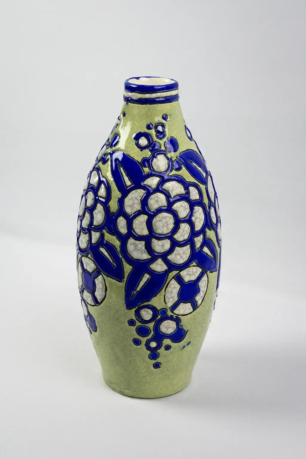 Vase Art déco en céramique émaillée Boch Frères Keramis, décoration 1121 fleurs bleues sur fond vert craquelé photo buy