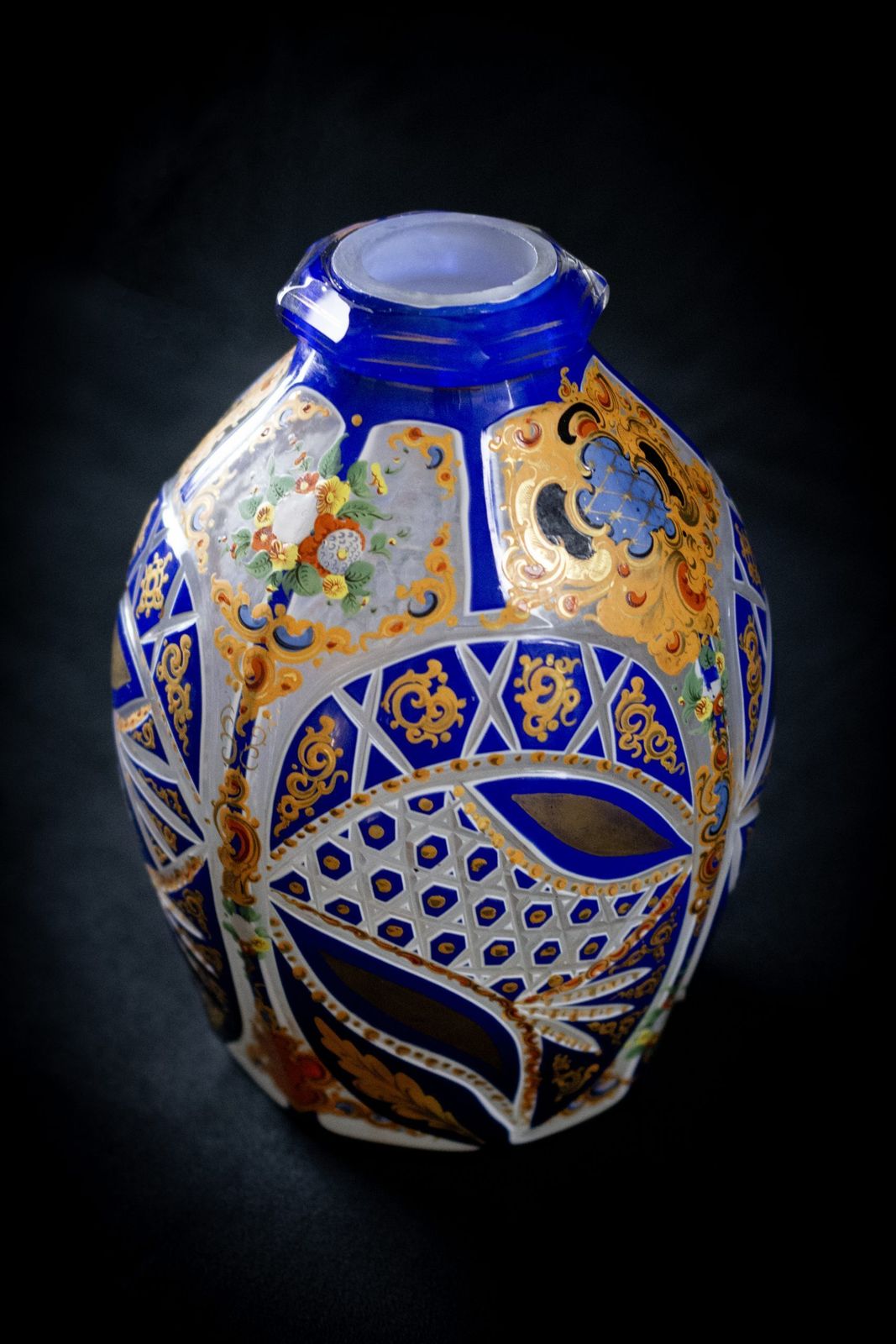photo furniture Vase en cristal overlay bleu et blanc, XIXe siècle, art ottoman