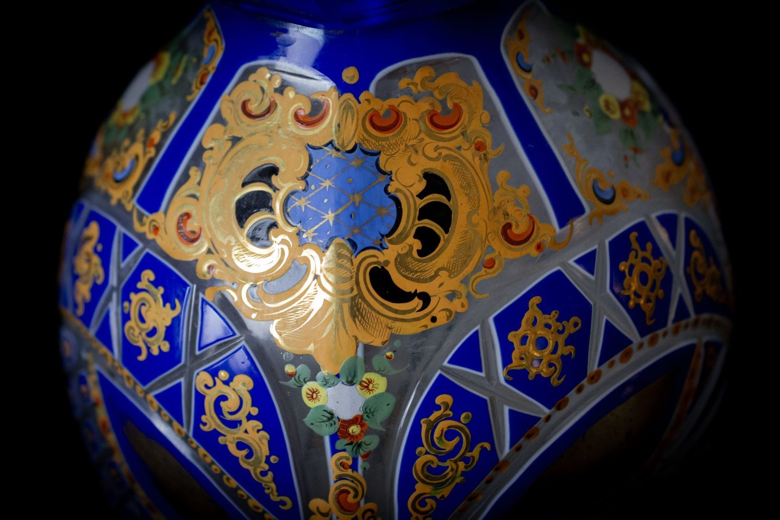photo for sale Vase en cristal overlay bleu et blanc, XIXe siècle, art ottoman