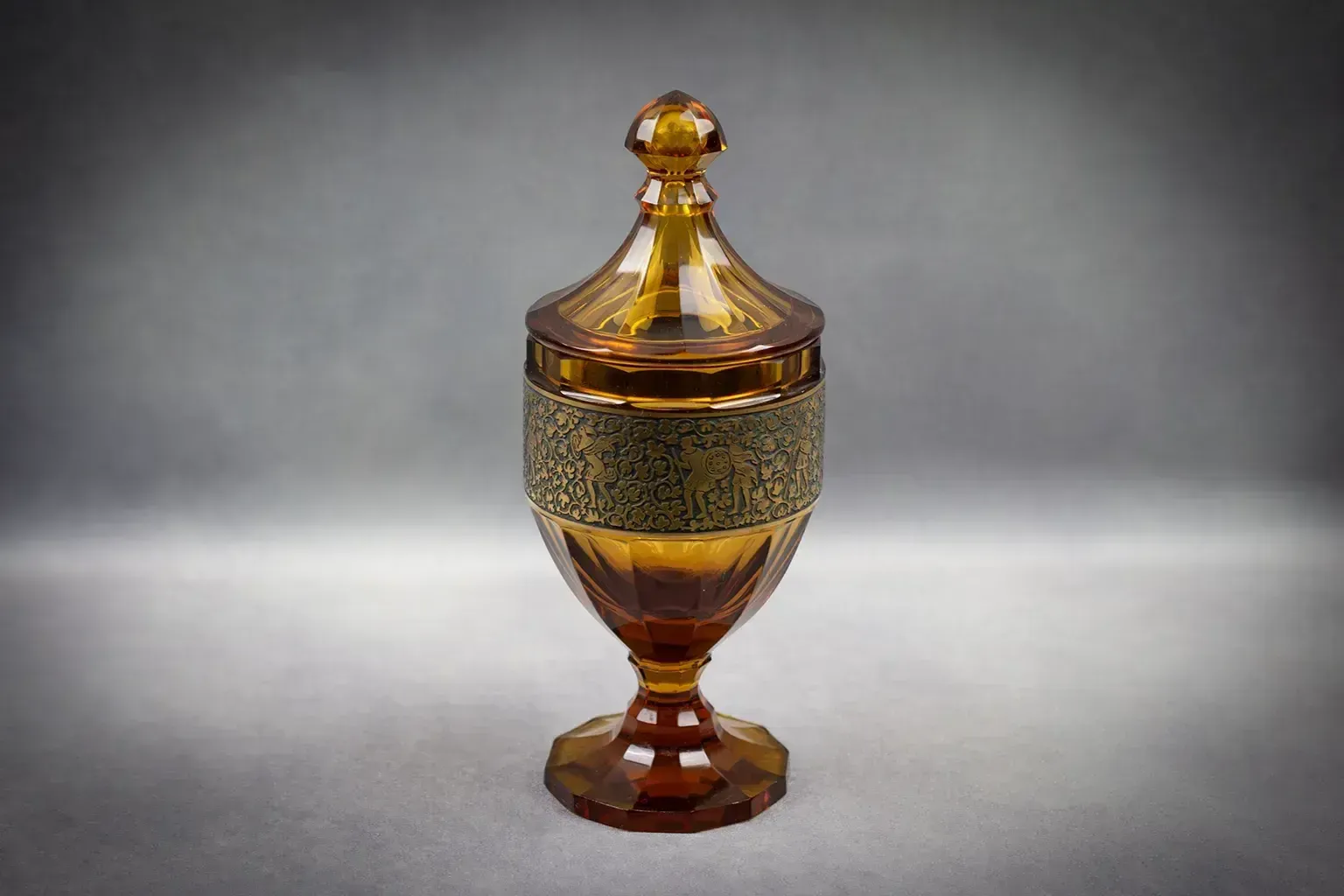Bonbonnière en verre ambré Moser avec frise dorée - vers 1920 photo for sale
