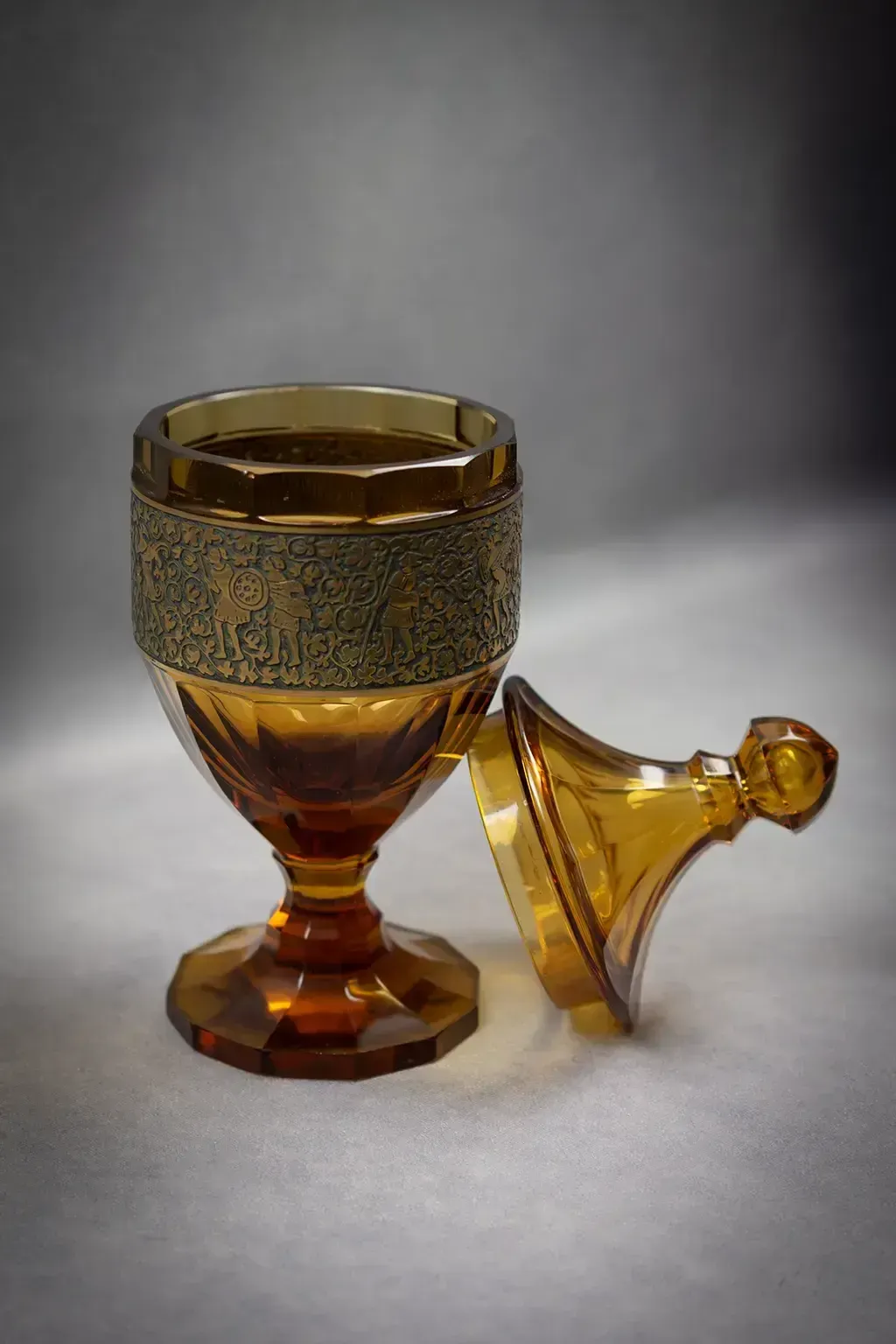 Bonbonnière en verre ambré Moser avec frise dorée - vers 1920 photo buy