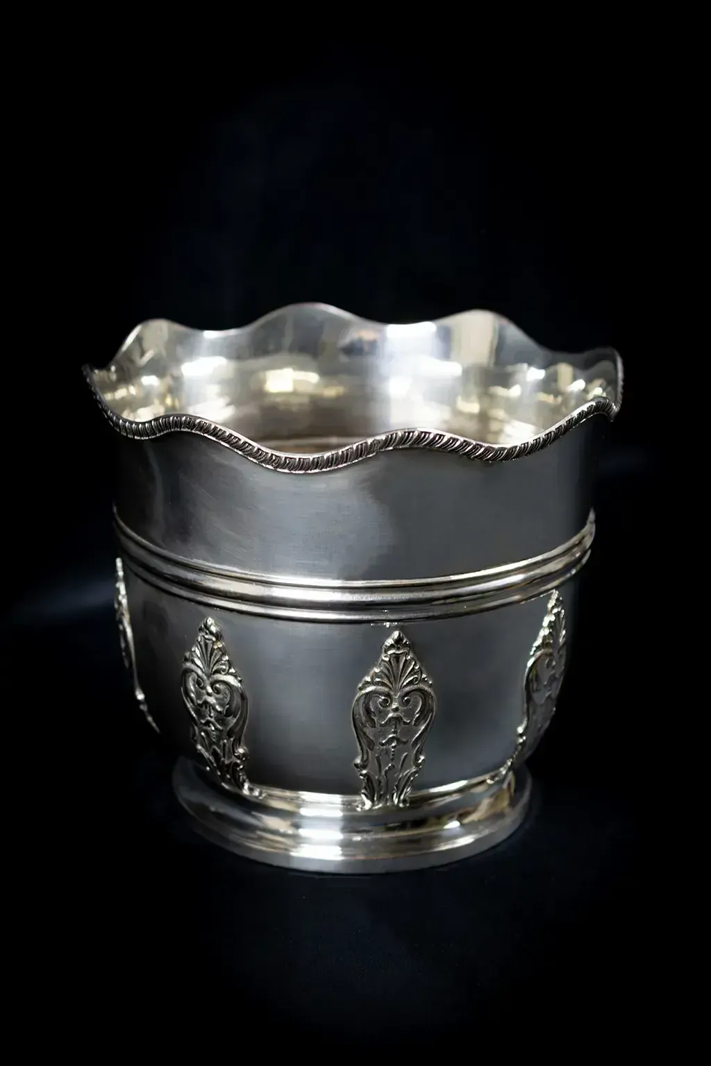 Seau rafraîchisseur en métal argenté de style Bérain - H. 18 cm
