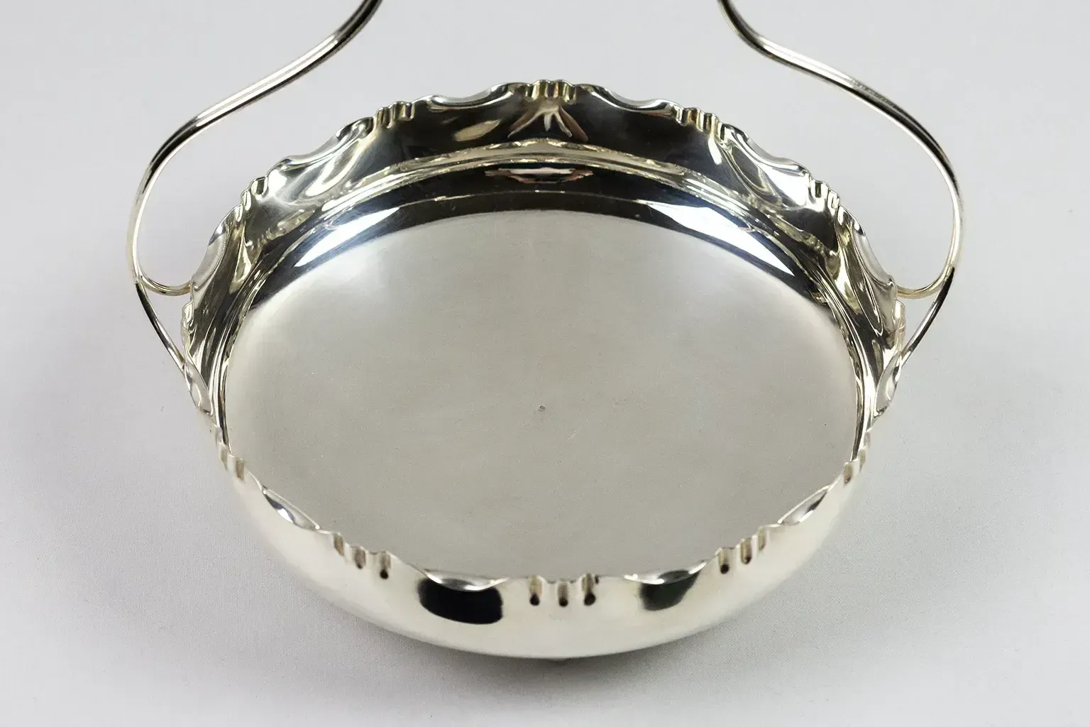 Milieu de table en métal argenté avec anse, poinçonné « Silver Plated Metal » et « Gb » - XXe siècle photo vintage