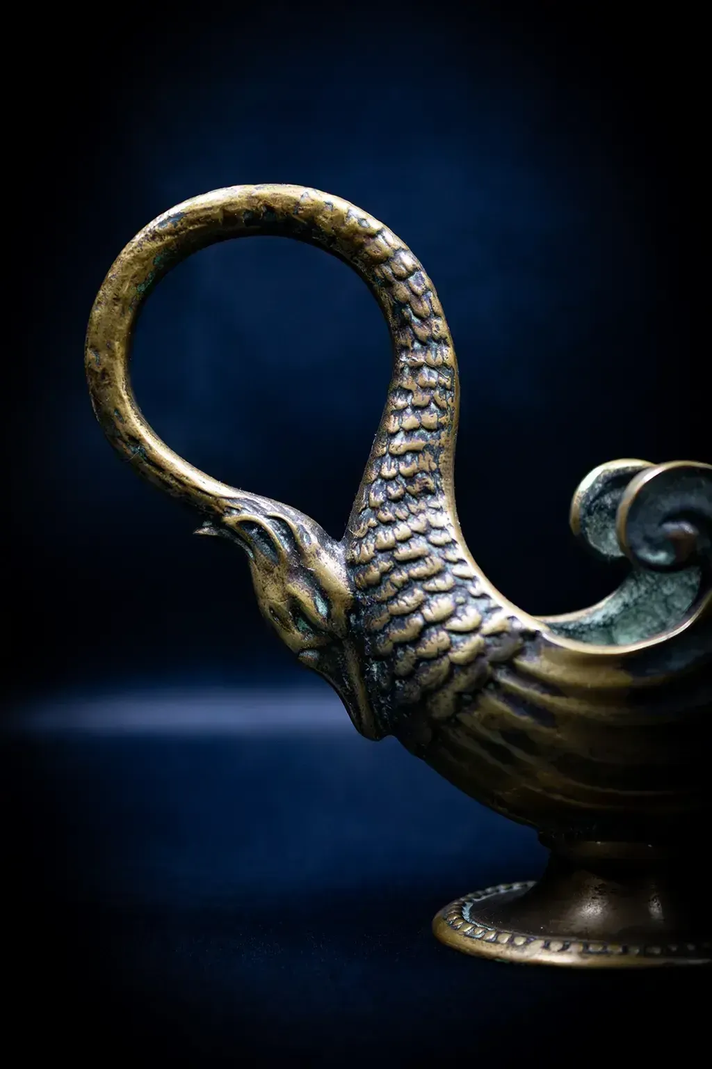 Aiguière en bronze patiné décorée d'un cygne, par Max Le Verrier