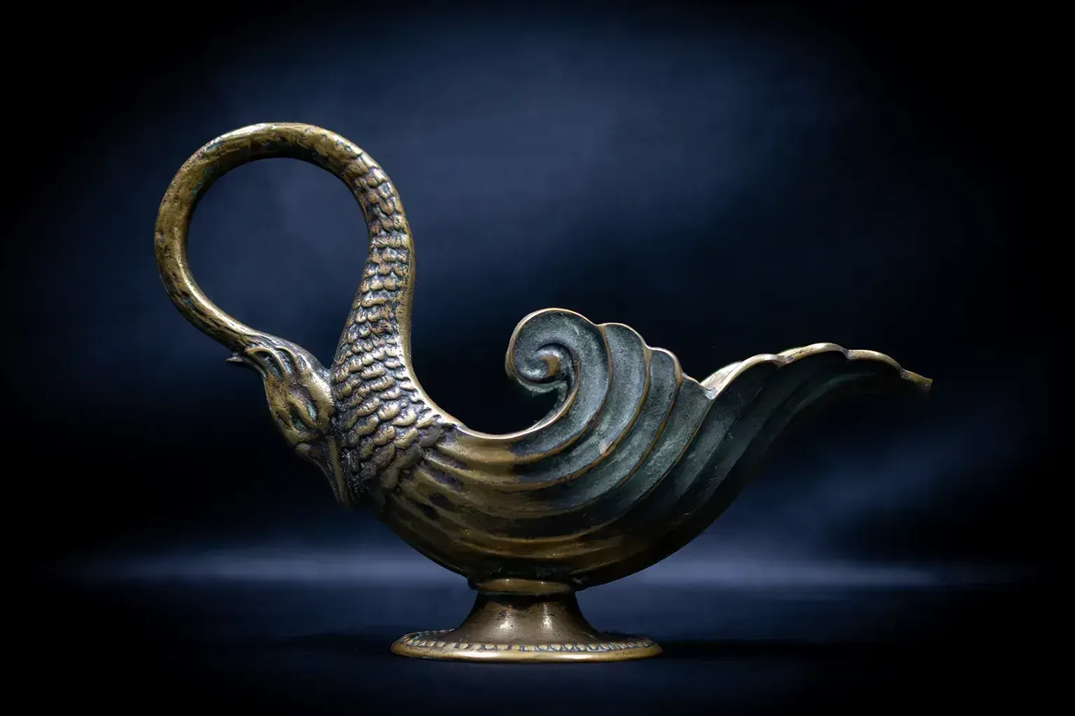 Aiguière en bronze patiné décorée d'un cygne, par Max Le Verrier photo furniture