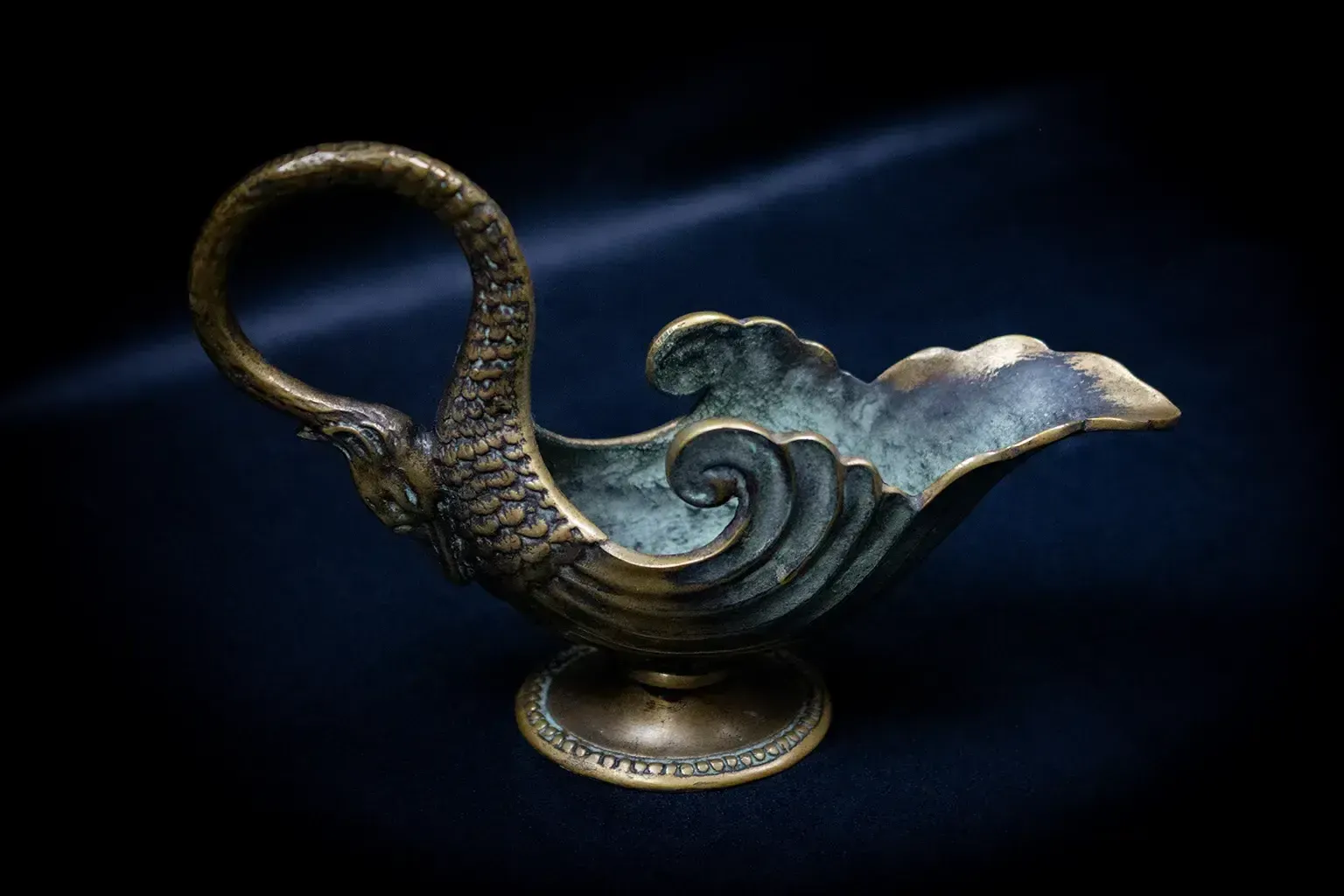 Aiguière en bronze patiné décorée d'un cygne, par Max Le Verrier photo Décoration