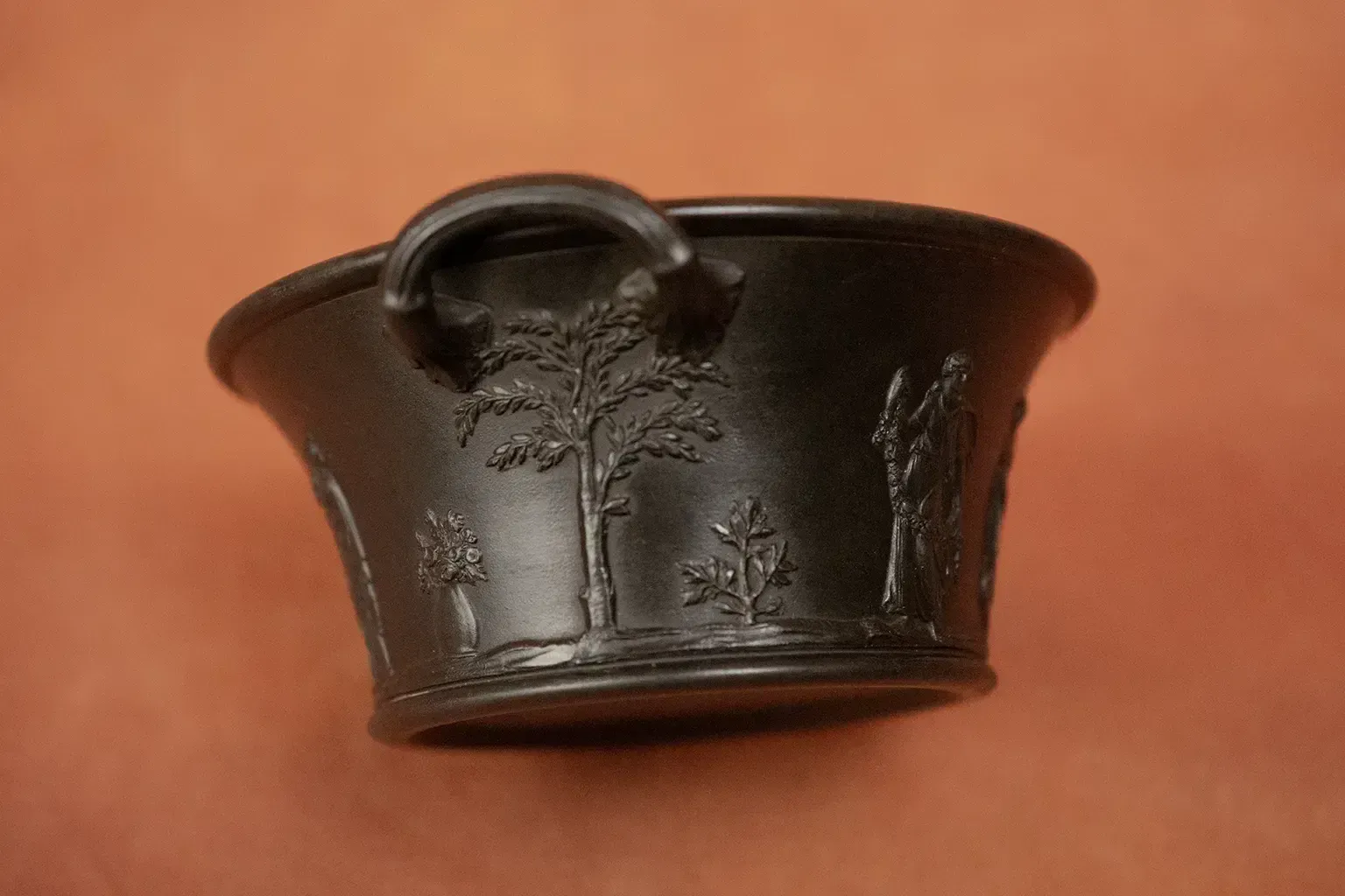 A Brown Ceramic Bowl With Handles From Wedgwood, Decorated With Antique Friezes photo vintage