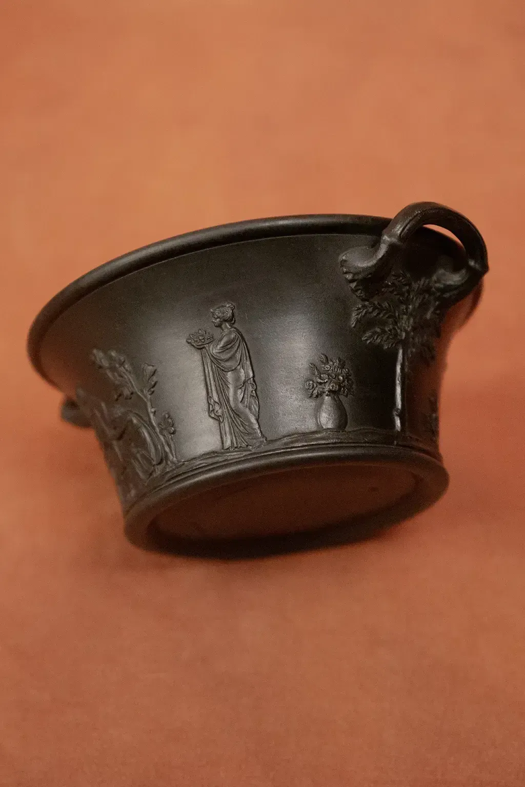 photo furniture A Brown Ceramic Bowl With Handles From Wedgwood, Decorated With Antique Friezes