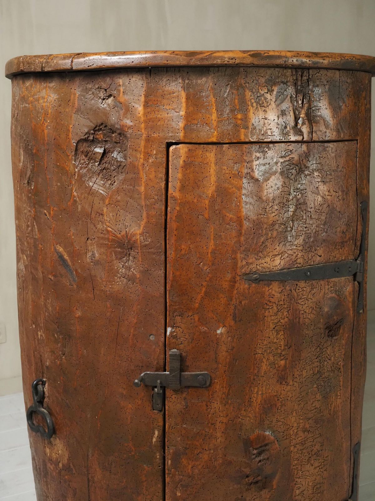 Primitive Folk Art Cabinet Made Of An Old Tree Trunk. photo vinterior