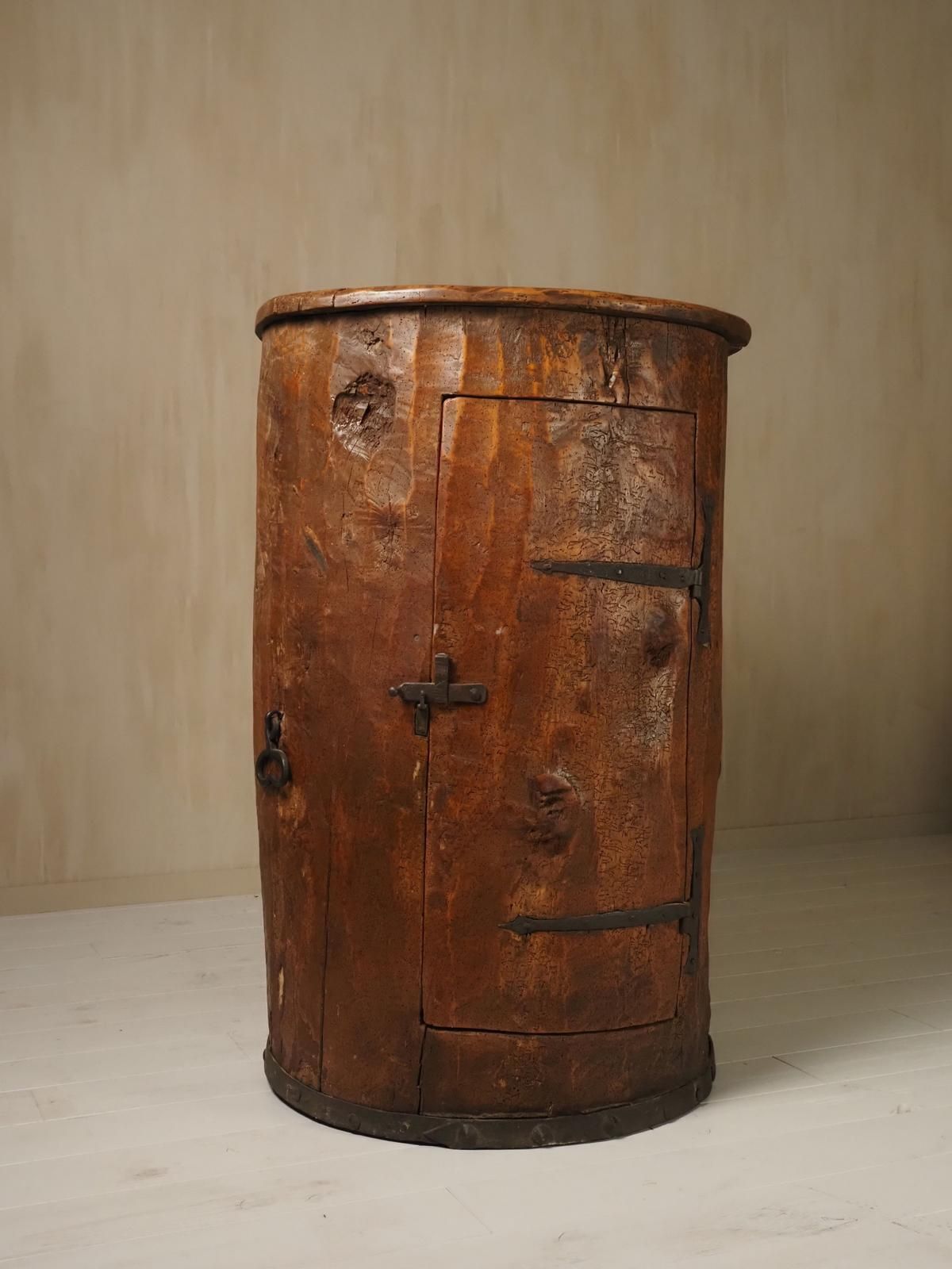 photo vinterior Primitive Folk Art Cabinet Made Of An Old Tree Trunk.