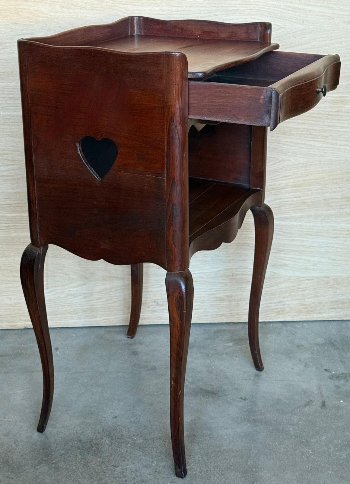 photo for sale Paire de tables de chevet françaises en noyer, étagère ouverte à panneaux en forme de cœur et trois tiroirs