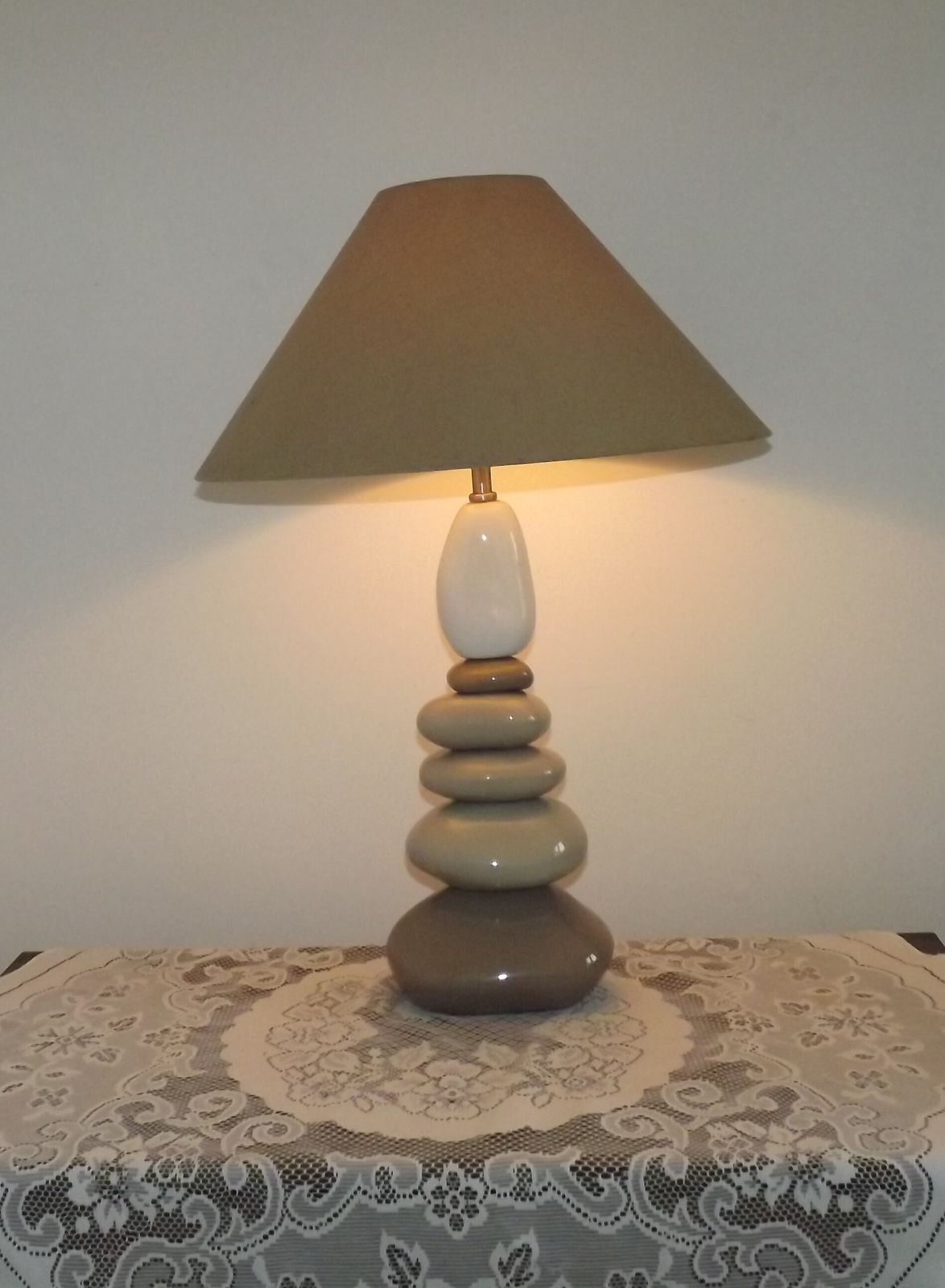 180.0 Grande lampe de table vintage céramique, galet brun et beige avec abat-jour, années 1990 photo