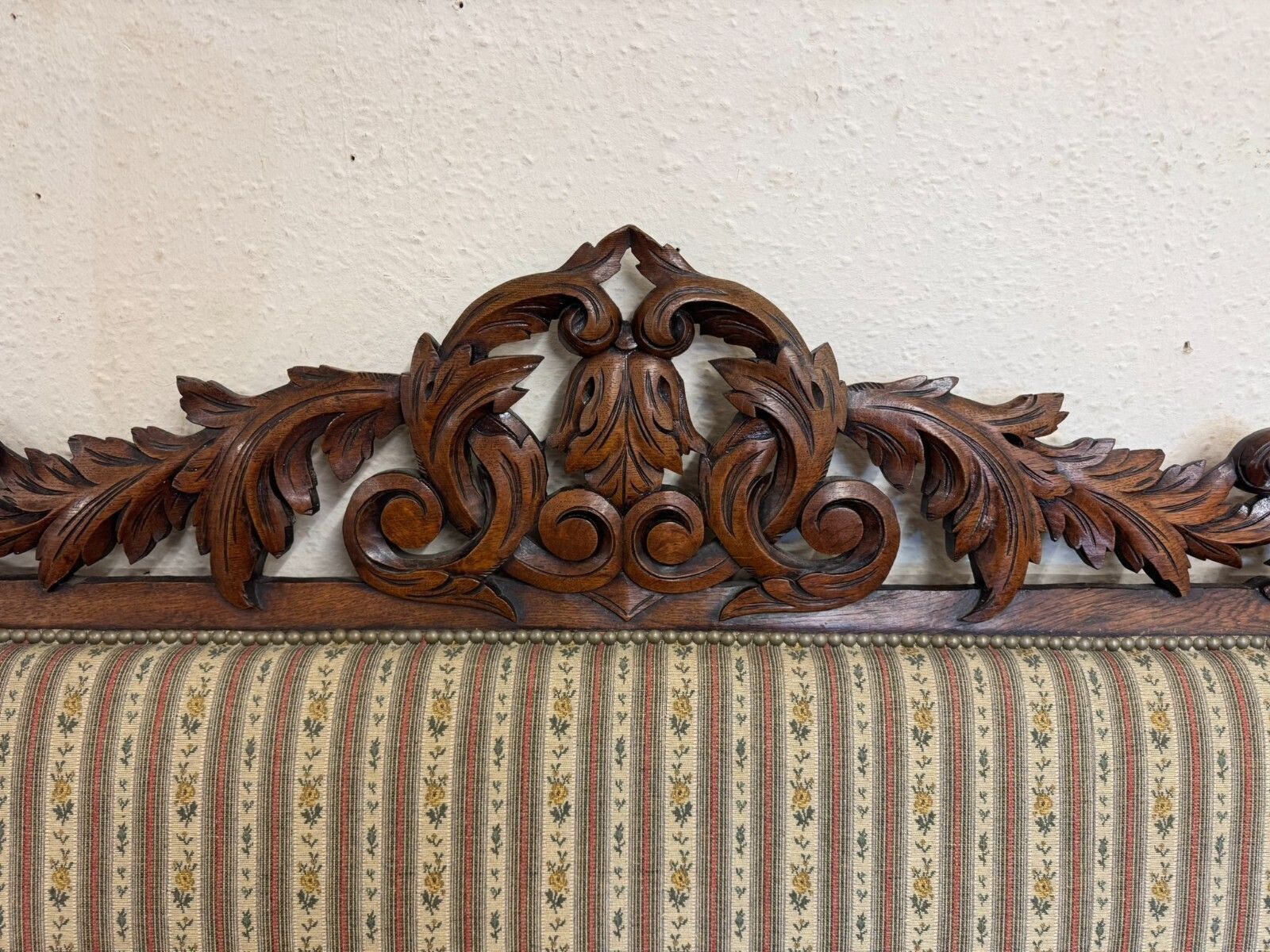 photo vinterior Quality Antique French Carved Oak Settee And Two Matching Armchairs Circa 1900