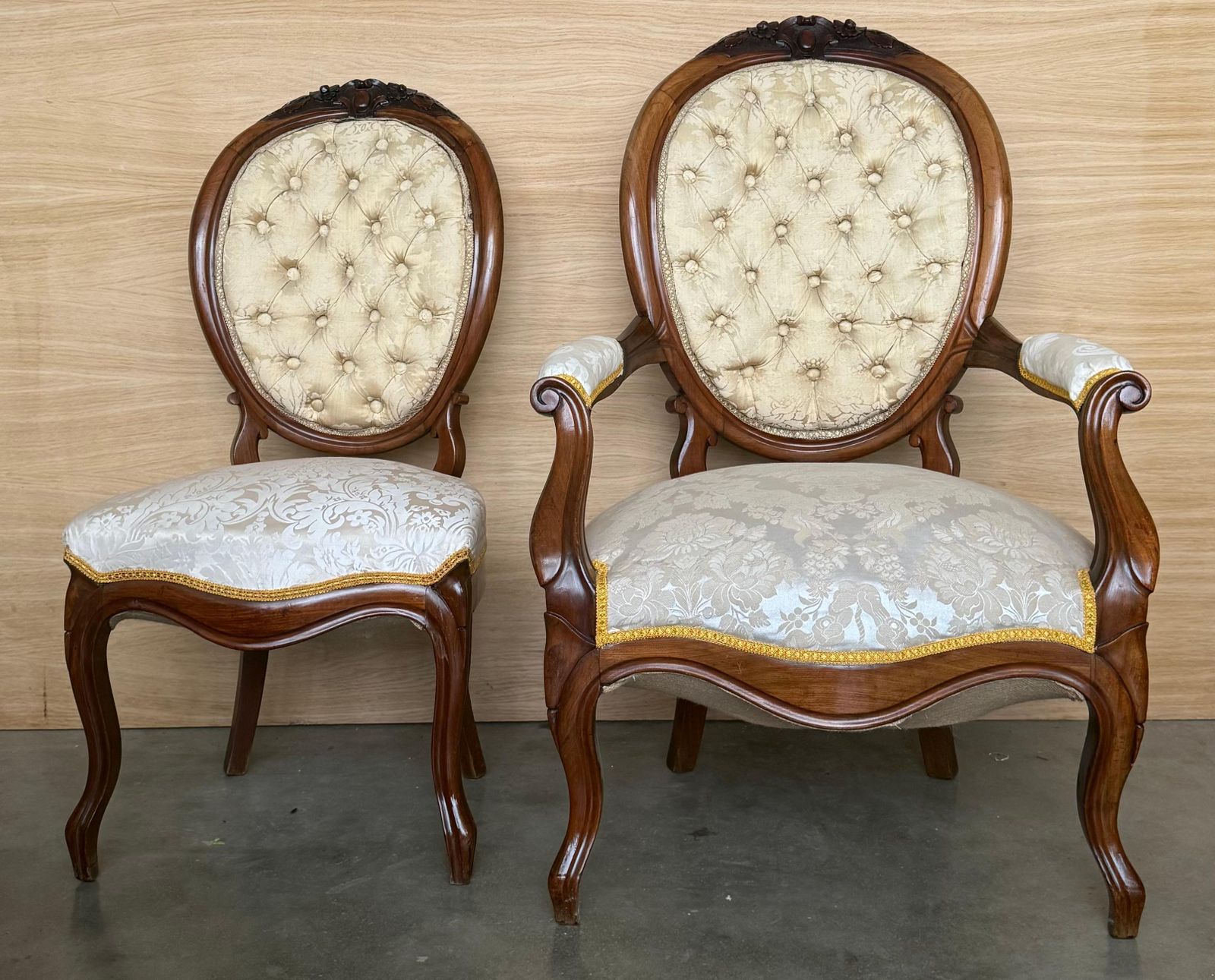 photo furniture Paire de fauteuils Louis XVI en noyer massif, XIXe siècle, français ~ Fauteuils