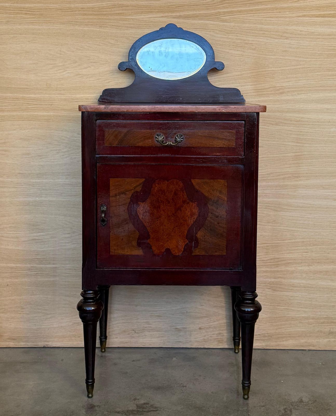 Paire de tables de chevet Louis XVI en marqueterie, fronton en bronze et miroir, XIXe siècle photo furniture