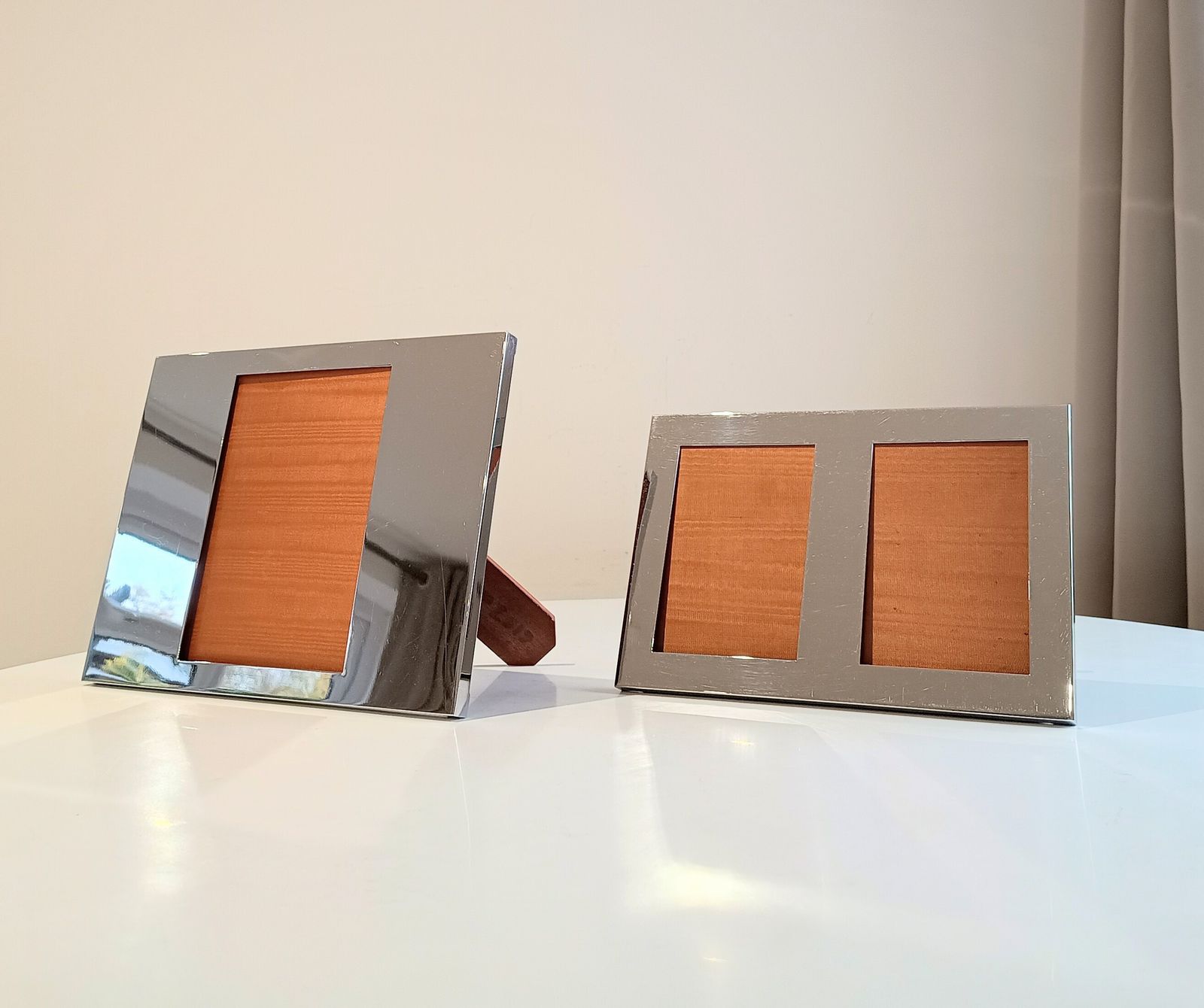 photo vintage Set Of 2 Midcentury Modern Vintage Felice Antonio Botta Tabletop Frames, Chrome & Wood Back