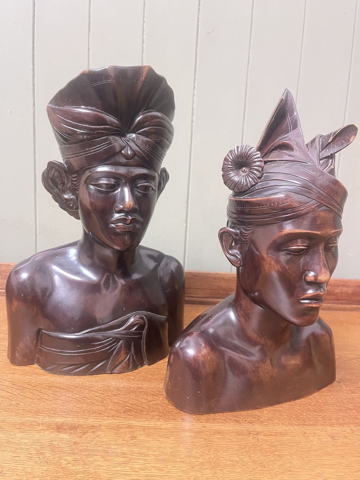 photo furniture Original 1920s Art Deco Indonesian Balinese Pair Of Hand Carved Figures