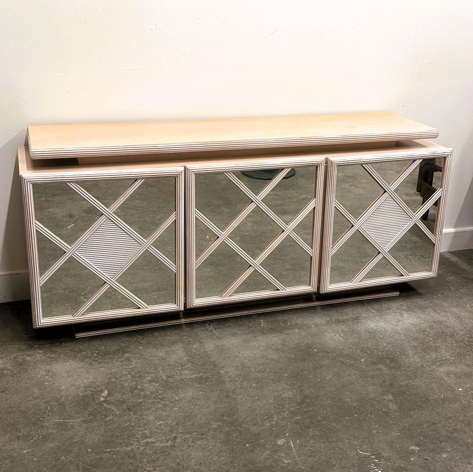 Roche Bobois Dressoir Met Geometrische Spiegeldeuren, Zachtroze, Jaren 1980