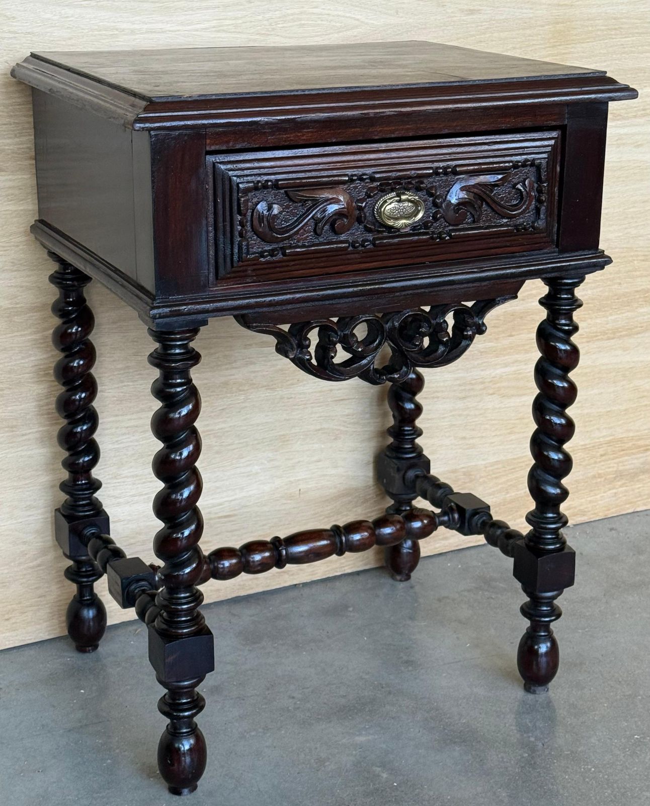 Paire de tables de chevet françaises en bois massif sculpté, colonnes salomoniques, XXe siècle photo vinterior