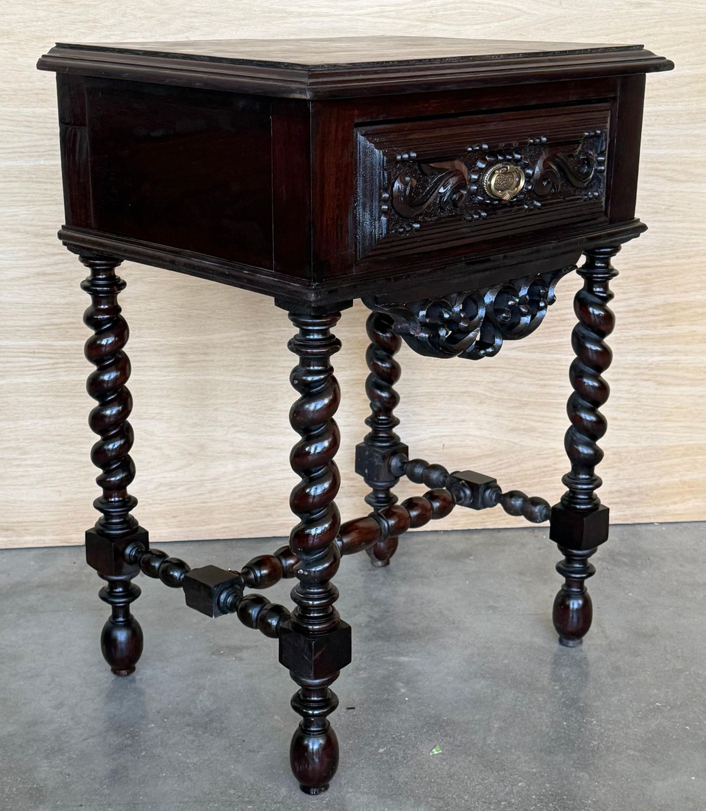 photo furniture Paire de tables de chevet françaises en bois massif sculpté, colonnes salomoniques, XXe siècle