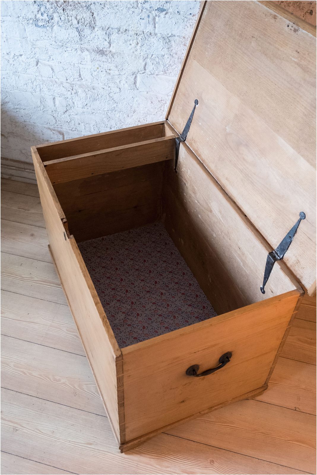 Furniture Victorian Stripped Pine Blanket Box (923) photo