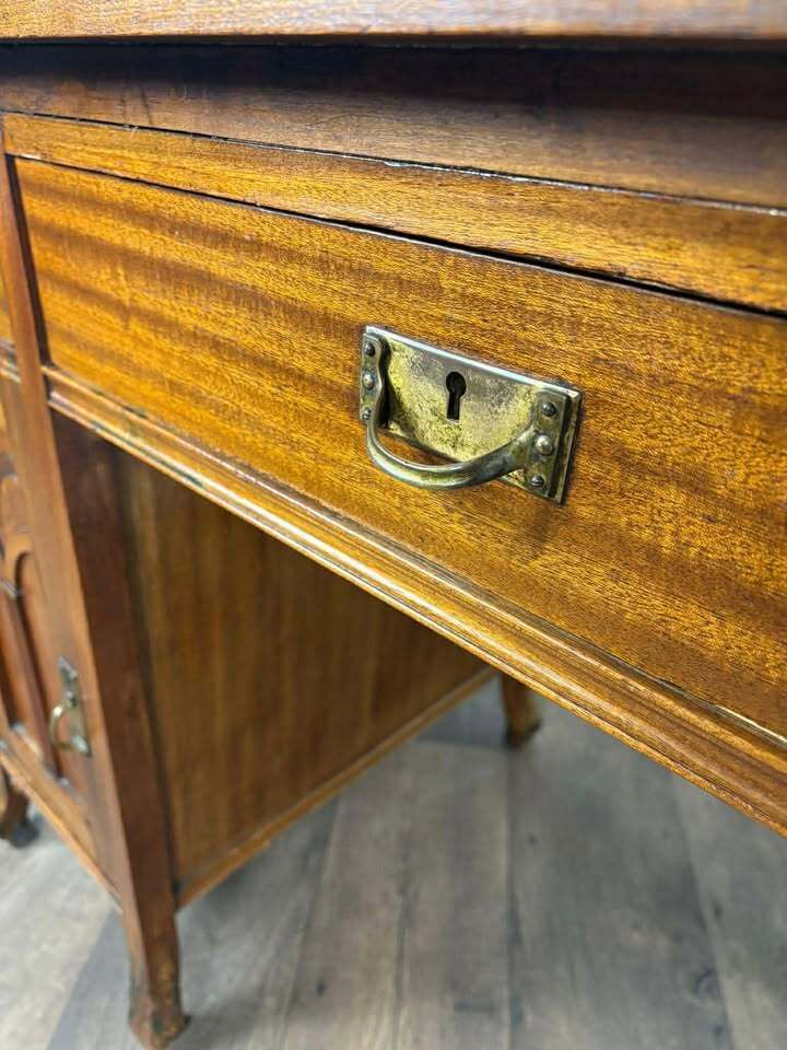 photo vintage Art Nouveau Mahogany Kneehole Desk