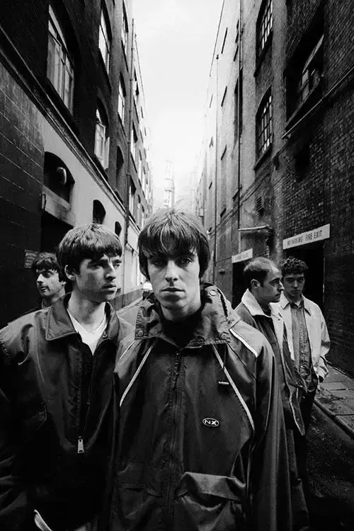 Kevin Cummins, Oasis In A London Alleyway, 1994