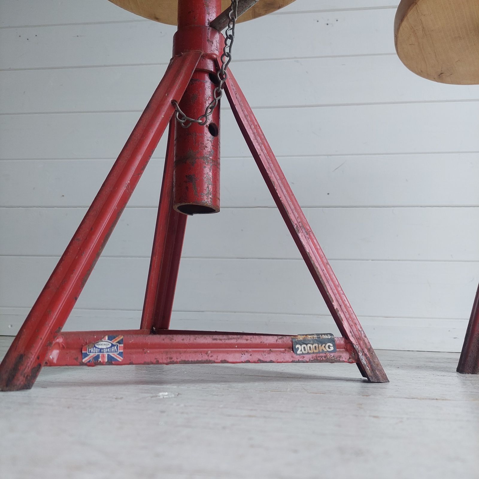 photo vintage Mid Century Industrial Adjustable Stools Red Metal And Wood 1960s Set Of 2