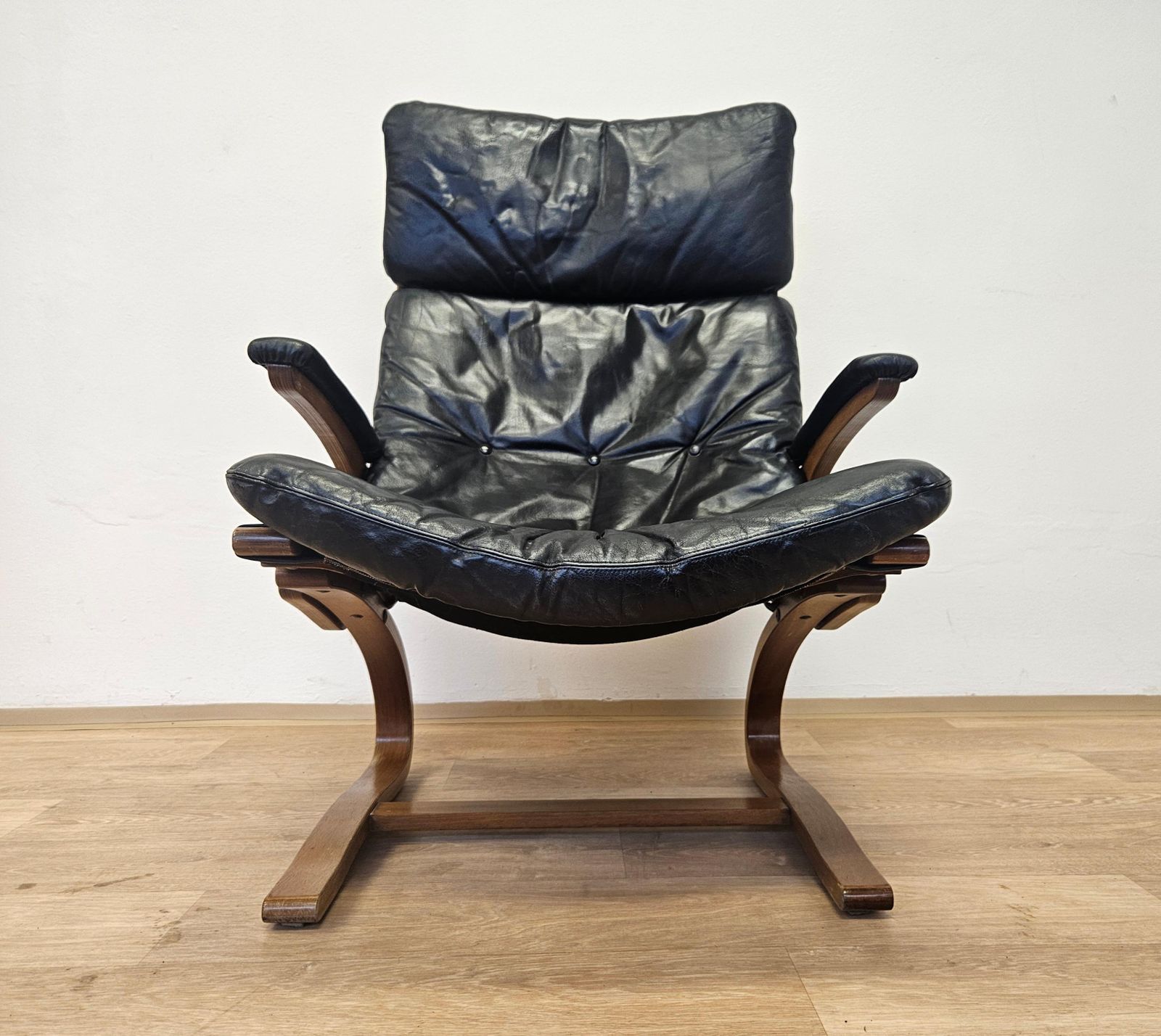 photo furniture Kengu Leather Lounge Chair By Elsa & Nordahl Solheim Rybo Rykken, Norway, 1960s