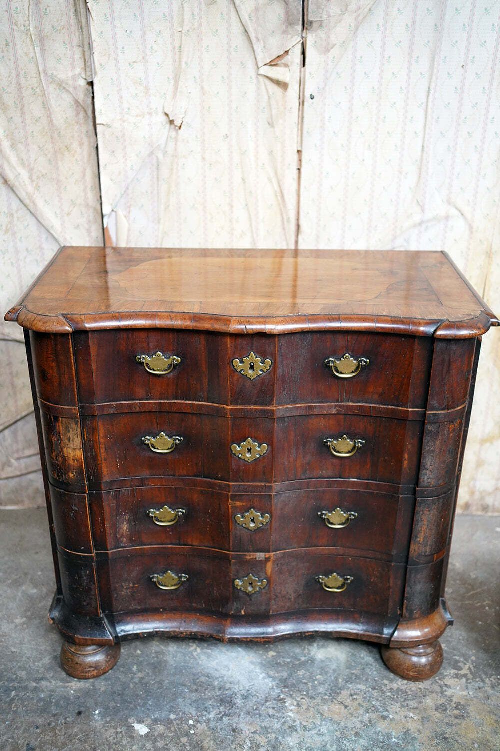 An Early 18thc Dutch Walnut Serpentine Commode C.1730 40 photo buy
