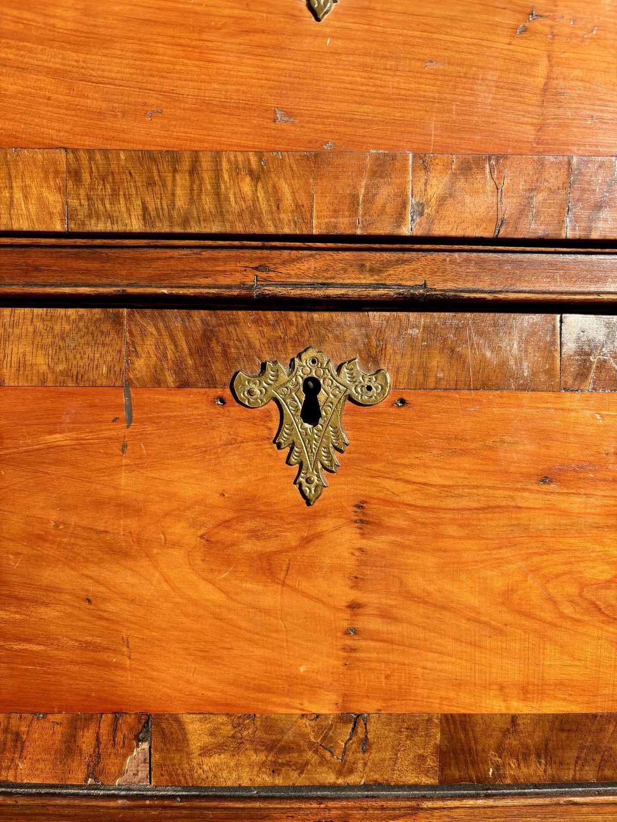 photo vinterior George III Satin Wood Chest Of Drawers With Walnut Cross Banding