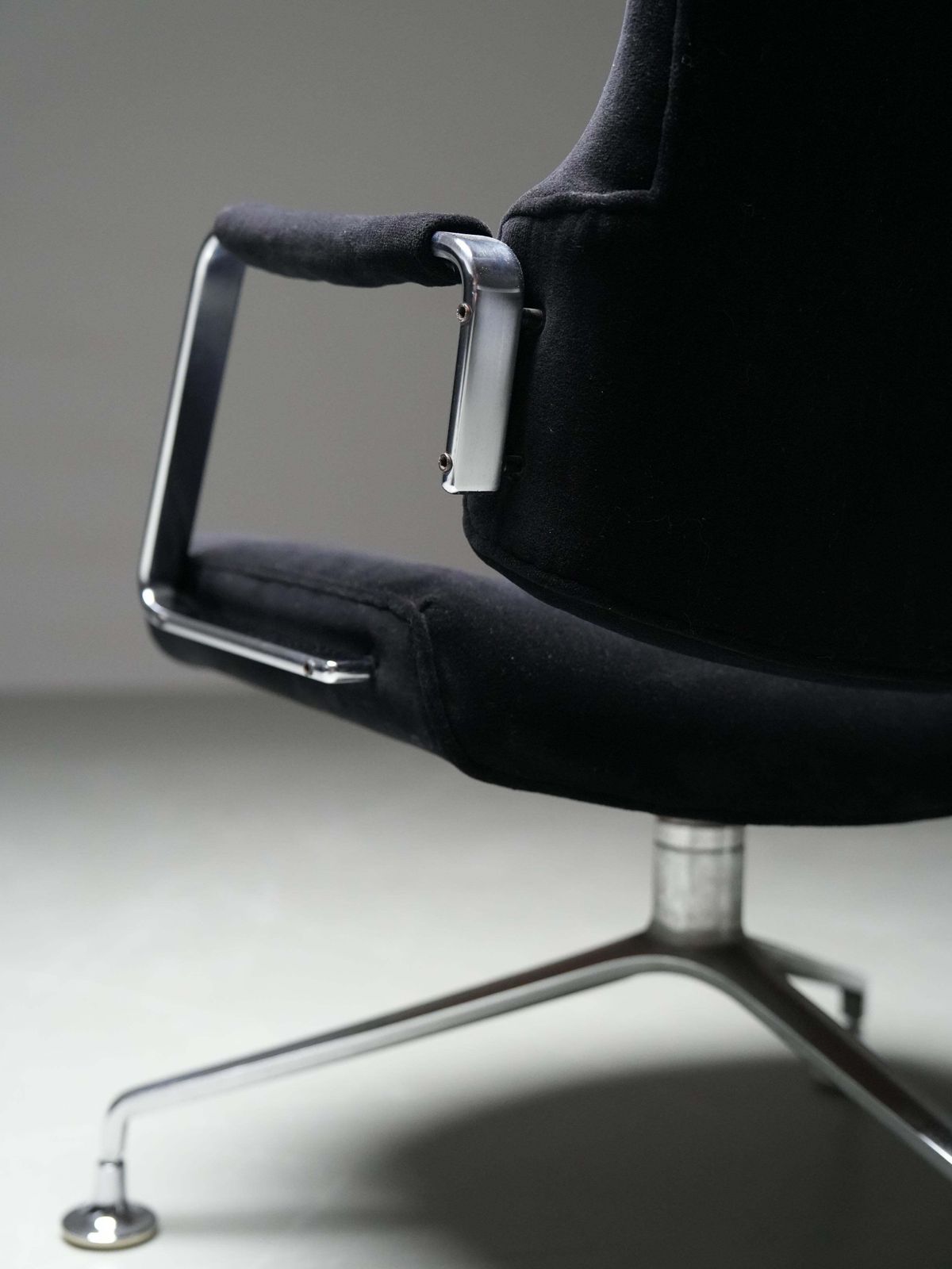 photo furniture Set Of 4 Fk 84 Armchairs By Fabricius And Kastholm In Velvet And Metal, 1960's