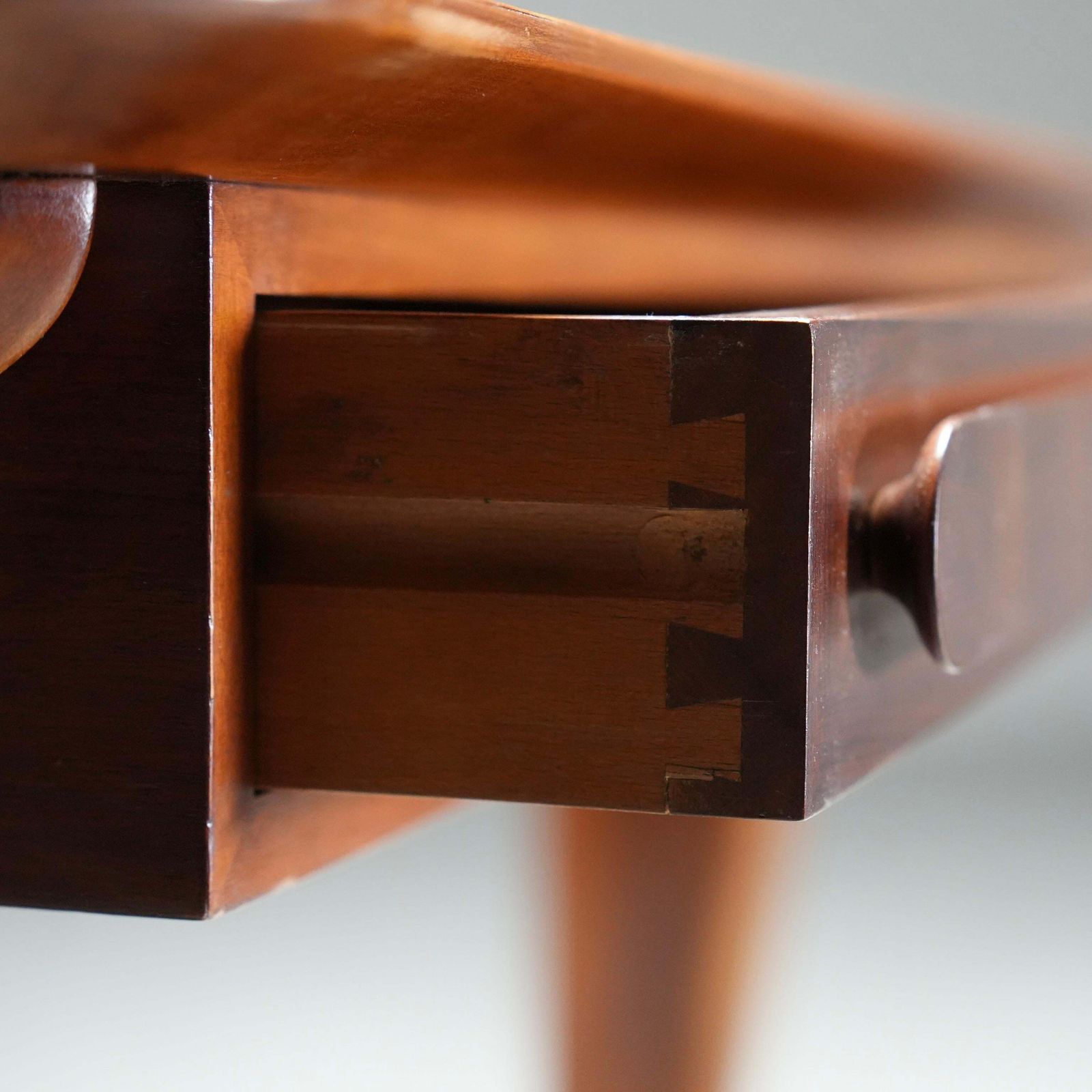 photo vintage Ico Parisi Console In Walnoot En Kersenhout, Italië, Ca. Jaren 1950