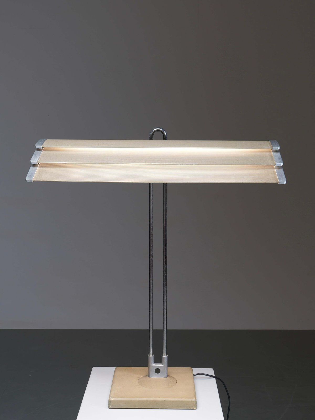 1618.0 Bureaulamp Van Gegoten Ijzer, Staal En Geribbeld Aluminium, Frankrijk, Ca. Jaren 1960 photo