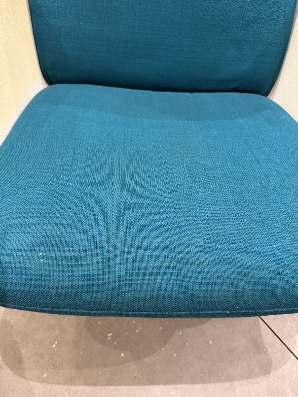 photo furniture Vintage Robin Day For Hille 1970s Lounge Chair Iconic British Design   Cream And Teal