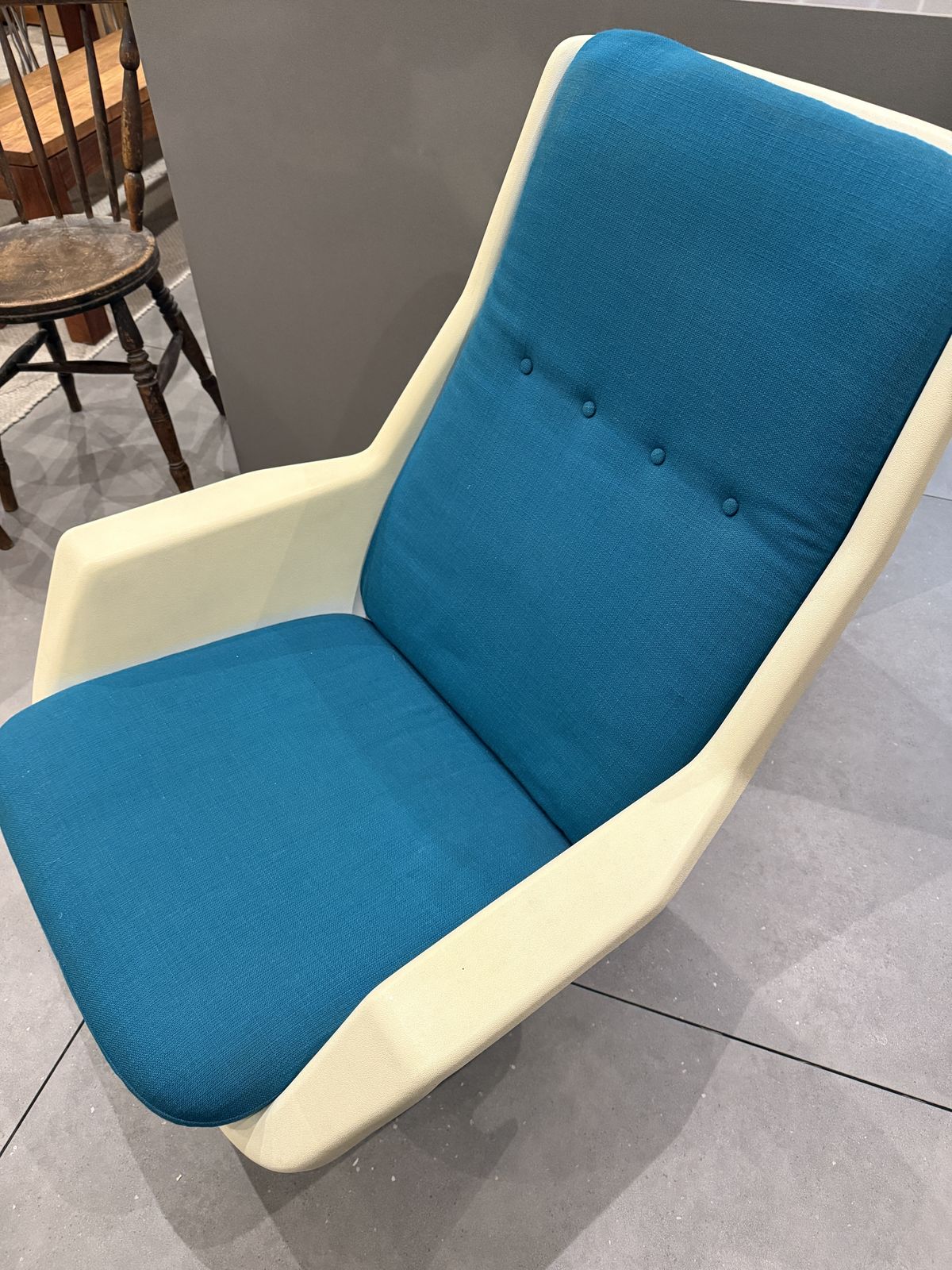 photo vintage Vintage Robin Day For Hille 1970s Lounge Chair Iconic British Design   Cream And Teal