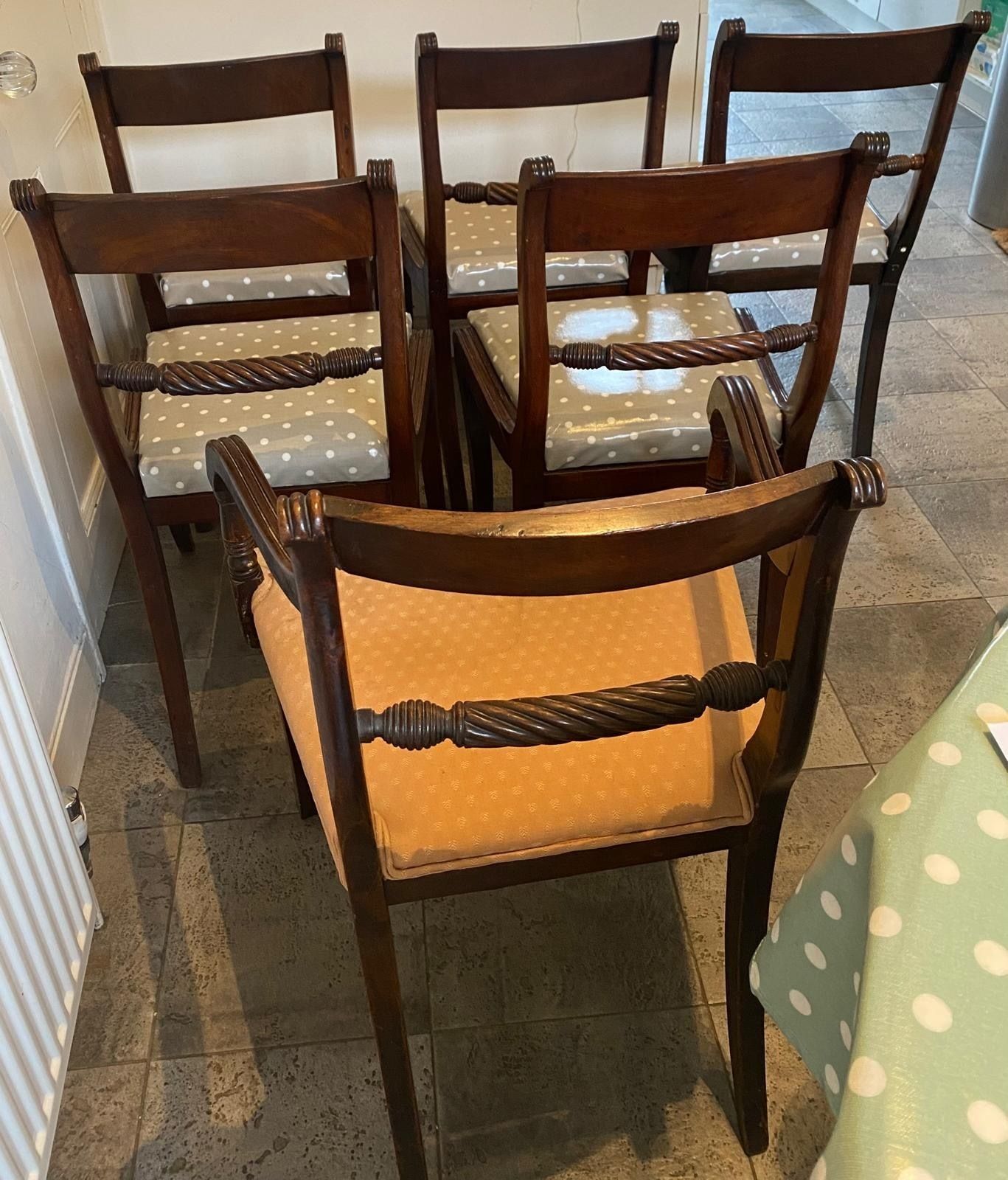 photo vinterior Antique Mahogany Tilt Table With 8 Chairs