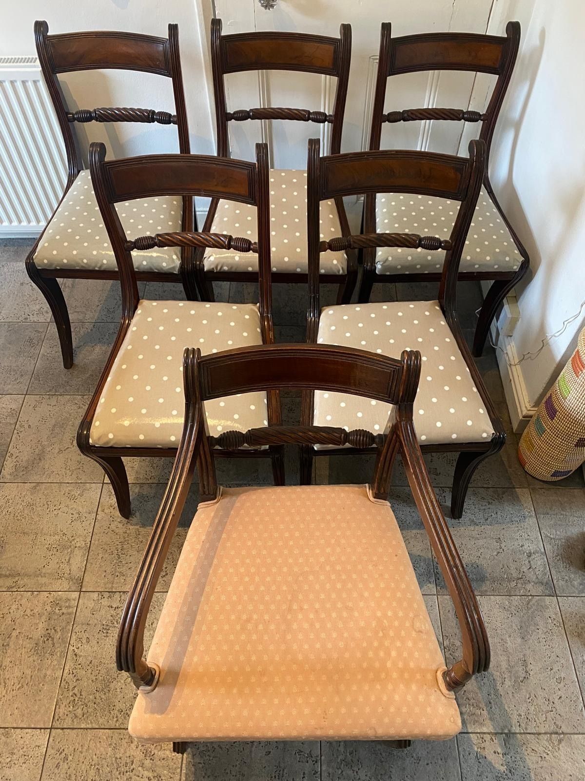 photo vintage Antique Mahogany Tilt Table With 8 Chairs
