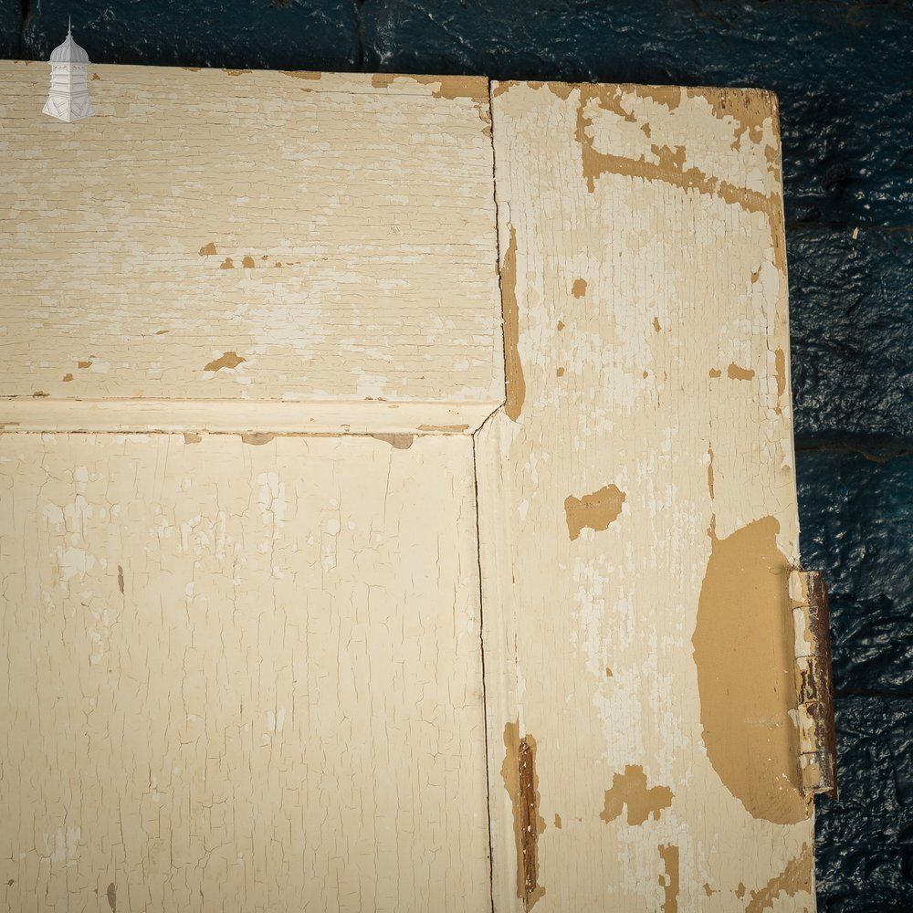photo vintage Moulded Panel Door, 4 Panel, Distressed Paint