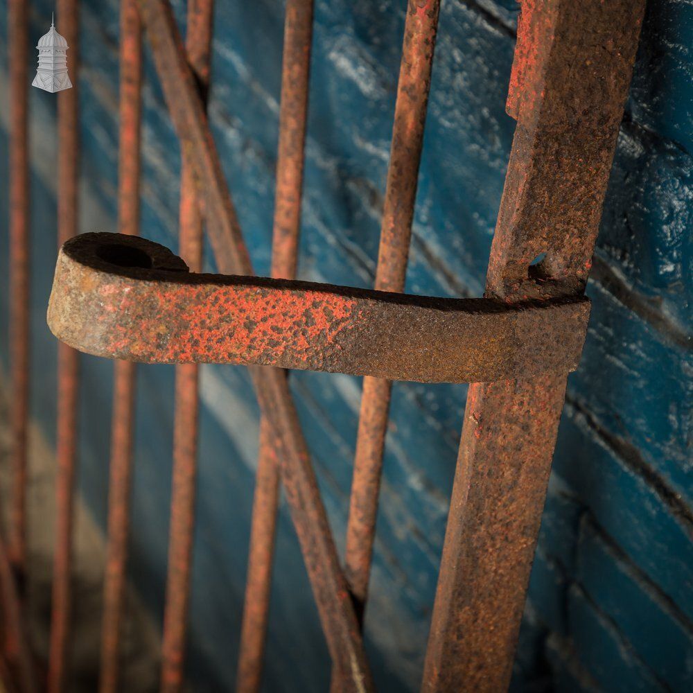 photo vintage Iron Gate With Decorative Finials