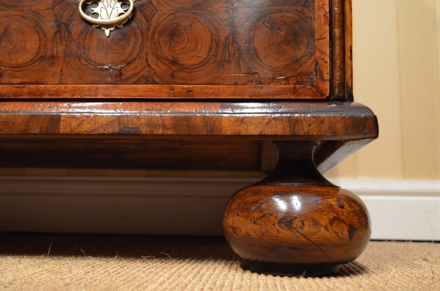 photo vinterior Fine Oyster Veneered Chest Of Drawers