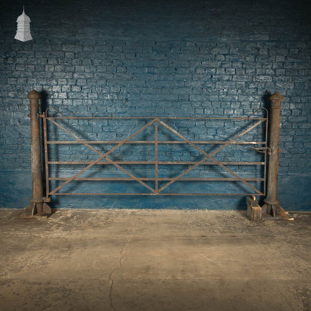 photo vinterior Estate Entrance Gate And Posts, Period Style